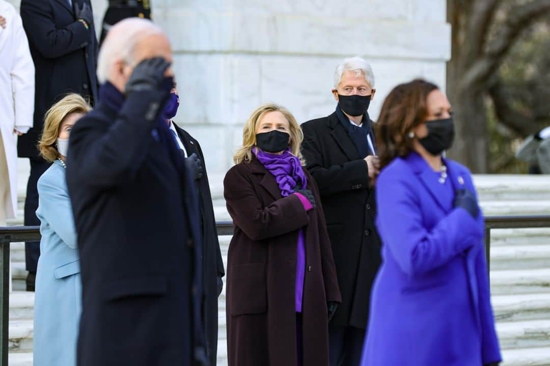 CNNさんのインスタグラム写真 - (CNNInstagram)「President Joe Biden and Vice President Kamala Harris traveled to Arlington National Ceremony for a wreath-laying ceremony at the Tomb of the Unknown Soldier. They were joined by former Presidents Barack Obama, George W. Bush and Bill Clinton and former first ladies Michelle Obama, Laura Bush and Hillary Clinton.  (📸: Chip Somodevilla/Getty Images)」1月21日 5時24分 - cnn