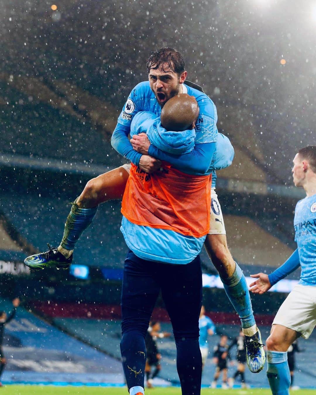 フェルナンジーニョのインスタグラム：「+3 🙏🏾 This is how we do it! Until the end!💪🏾💪🏾💪🏾 #cmoncity」