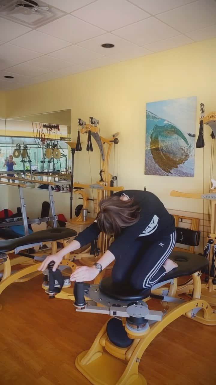 アンナ・ハウスのインスタグラム：「Kneeling arch and Curl Series #gyrotonic® #movement」