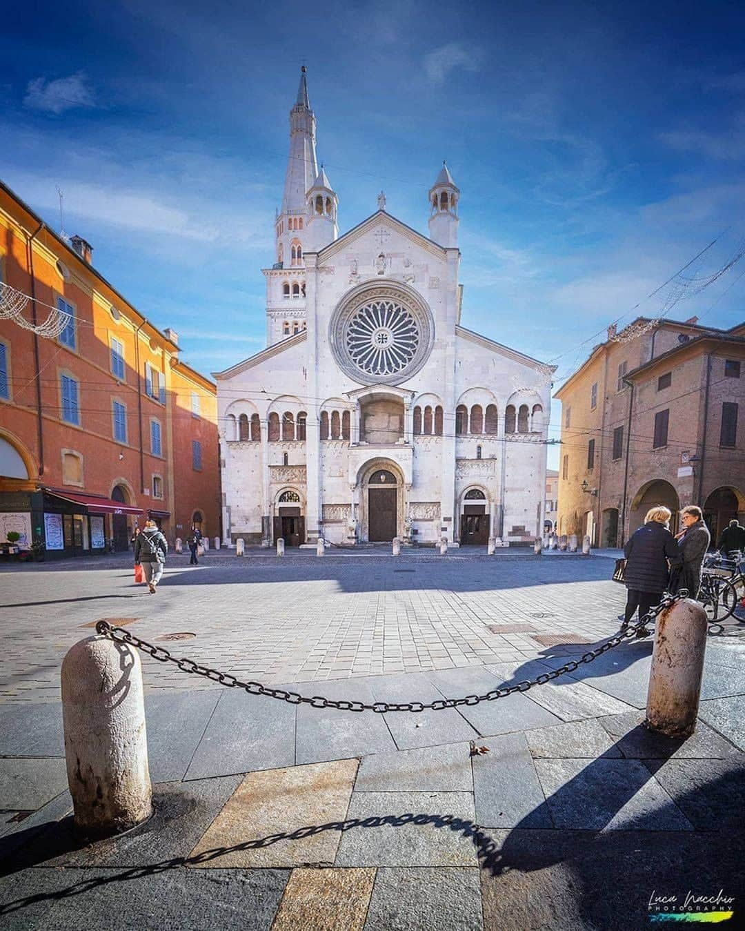 イタリア政府観光局 東京支局のインスタグラム：「冬空の街を歩く🌤  #モデナ #Modena #ilikeitaly #loveイタリア @italiait  @visitmodena  @inemiliaromagna  #グルメ #美食の街 Special Thanks to 😘📷@lucanacchio  #Andiamo コラボ発信中 with @iccjtokyo」