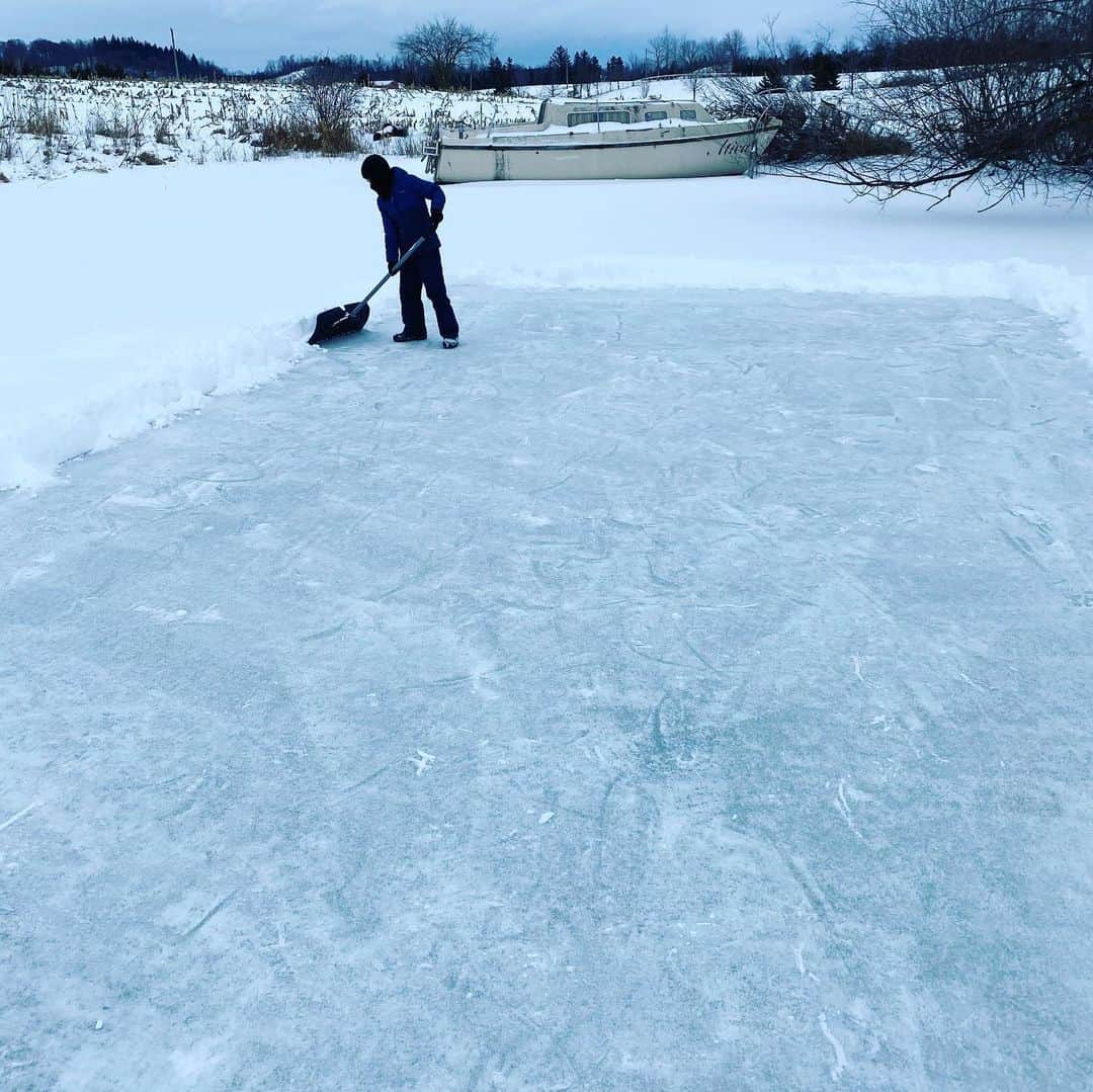 ジャクソン・ビーバーさんのインスタグラム写真 - (ジャクソン・ビーバーInstagram)「Getting my rink started. #hockey #sledding #canadalife🇨🇦」1月21日 5時36分 - jaxonbieber