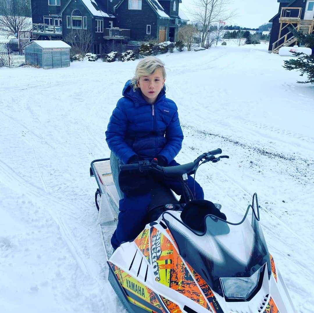 ジャクソン・ビーバーのインスタグラム：「Getting my rink started. #hockey #sledding #canadalife🇨🇦」
