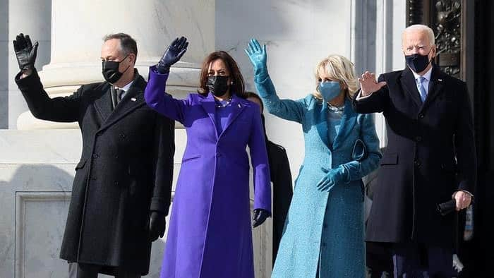 エミリー・デ・レイヴィンのインスタグラム：「Today Is A Very Good Day! Let the work, and the healing, for the U.S.A. begin!  (P.S. outfits on point ladies! 💙💜)  #hope #bidenharris2021 🇺🇸」