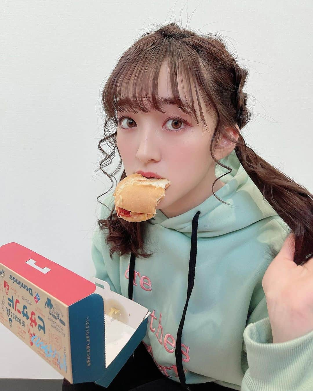 田島芽瑠さんのインスタグラム写真 - (田島芽瑠Instagram)「食べる事がだけが毎日の楽しみ🥺♡  最近忙しくてなかなかSNSできない…。 昼はHKTの仕事。夜は劇はじの仕事。 稽古してミーティングして稽古してミーティングして。気付けば朝になってる事もしばしば…。  まじで「え？もう四時？やば寝なきゃ」ってなる笑  まとめなきゃいけない資料ありすぎる💦 もうすぐ稽古はじまる！いかなきゃ！またね！」1月20日 20時54分 - meru_chan_official