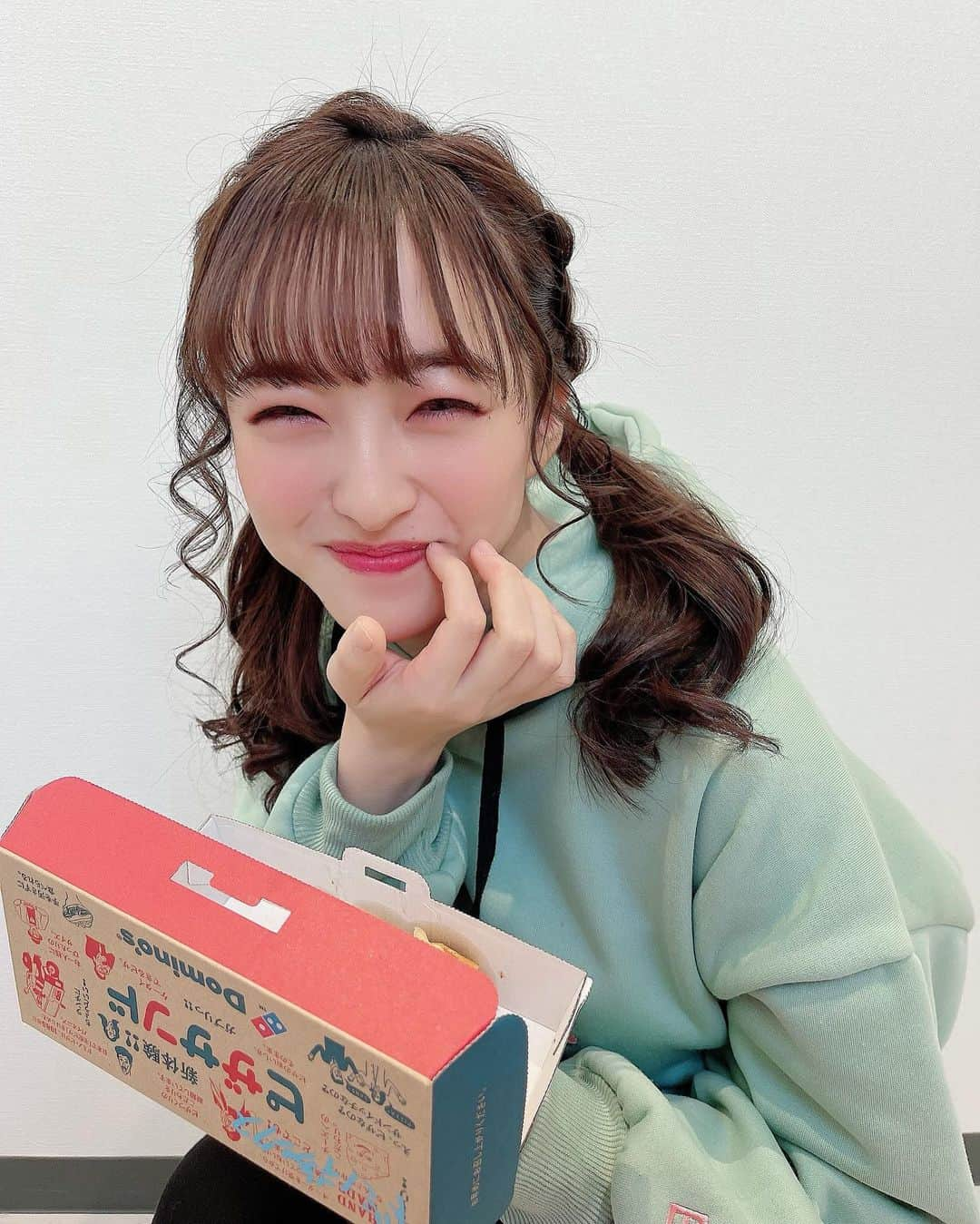 田島芽瑠さんのインスタグラム写真 - (田島芽瑠Instagram)「食べる事がだけが毎日の楽しみ🥺♡  最近忙しくてなかなかSNSできない…。 昼はHKTの仕事。夜は劇はじの仕事。 稽古してミーティングして稽古してミーティングして。気付けば朝になってる事もしばしば…。  まじで「え？もう四時？やば寝なきゃ」ってなる笑  まとめなきゃいけない資料ありすぎる💦 もうすぐ稽古はじまる！いかなきゃ！またね！」1月20日 20時54分 - meru_chan_official