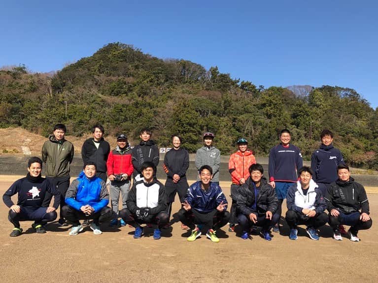 片山真人のインスタグラム：「【チーム秋山　下田自主トレ】 4年連続でお手伝いに行ってきました。 恒例、大リーグシンシナティレッズ #秋山翔吾 選手主催の下田自主トレ！  《参加者》順不同 #秋山翔吾 （シンシナティレッズ） #鈴木将平　（西武） #上林誠知　（ソフトバンク） #細川成也　（横浜DeNA） #板山祐太郎 （阪神） #丹治崇人 （独立徳島※静岡高出身） #新山進也　（独立栃木）  #加藤優　（GOODJOB女子硬式野球部） #浅野桜子 （阪神タイガースwoman） #山崎まり　（西武ライオンズレディース）  今年は新型コロナの影響で一般人、報道陣公開もなしになりました。選手たちも楽しみにしていた野球教室も中止を余儀なくされました。 選手たちも、市が定める体調チェックシートを毎日提出し、外食なしなど多くの制限がある中、濃密なトレーニングに打ち込んでいました。新型コロナが終息し、来年は、例年通りの地元の人たちやファンとの交流ができることを、心から願うばかりです。 そしてチーム秋山の2021年シーズンの活躍を楽しみにしています😊😊 お疲れ様でした！また来年も、静岡、下田市にお越しください！！  元秋山自主トレ組である、水口くんや金子一輝くんの元気な姿もみられてよかったです🙂  #静岡 #プロ野球 #大リーグ #自主トレ #埼玉西武ライオンズ #阪神タイガース #横浜denaベイスターズ #福岡ソフトバンクホークス #栃木ゴールデンブレーブス #徳島インディゴソックス」