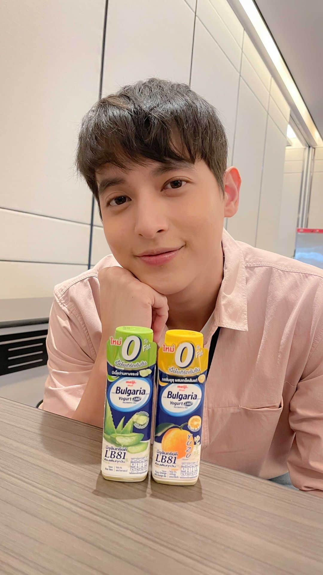 Jirayu Tangsrisukのインスタグラム：「โยเกิร์ตพร้อมดื่ม Meji Bulgaria , 2 รสชาติใหม่ รสส้มยูซุ และ รสอโลเวร่า ทีมากับชิ้นเนื้อแน่นๆ ทั้งสองขวด พร้อมวิธีดื่มแบบใหม่ที่เอาไปสนุกได้กับทุกคน ☺️」