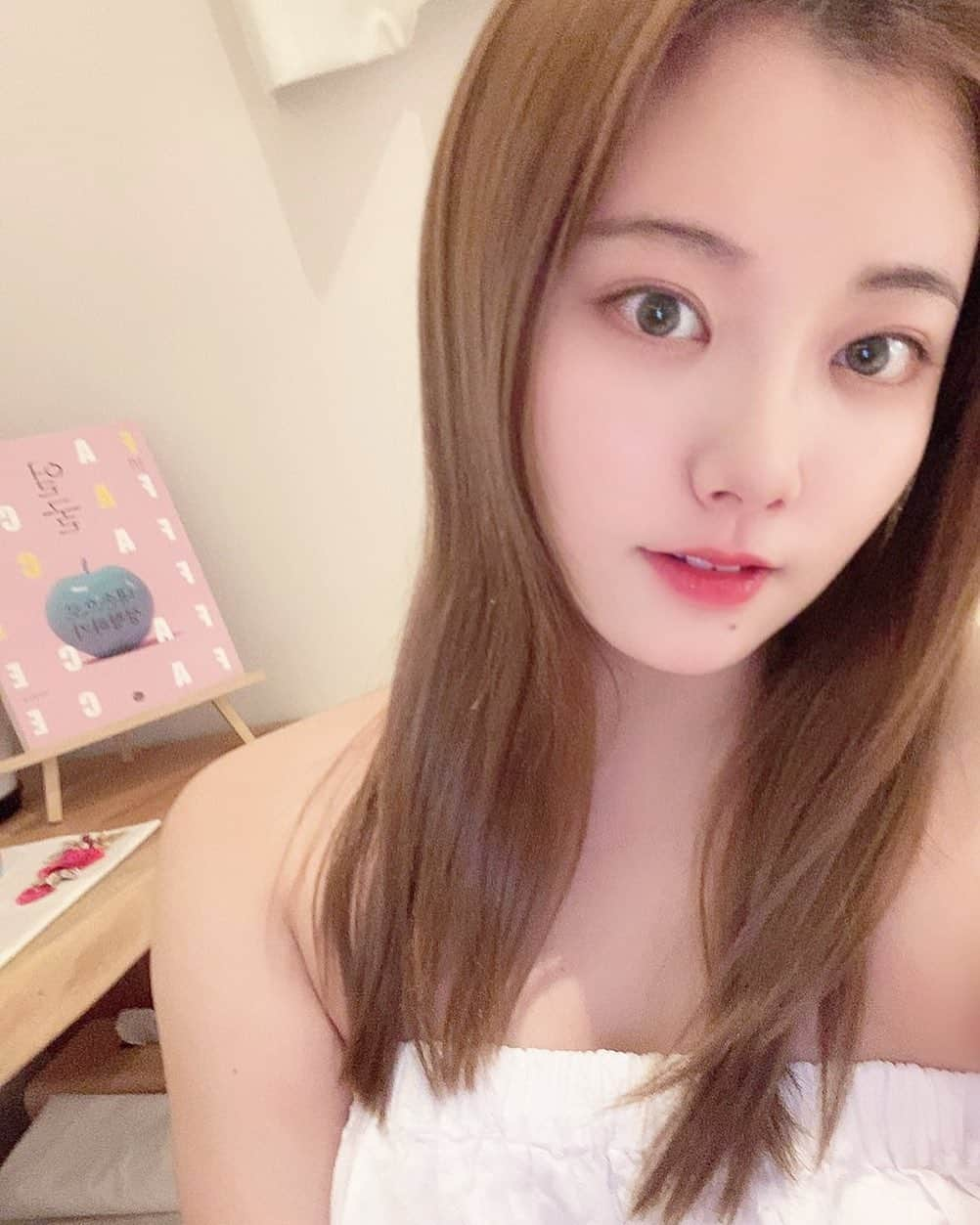 萩尾美聖のインスタグラム：「先日初めて @webeauty.osaka に行ってきました💆‍♀️  韓国に14支店あり、日本では初めて大阪にOpen❕  私は小顔と美人肩の管理を受けました！！ 美人肩の施術は足でしてもらうんだけど手より力強くて気持ちいい☁️  フェイスラインと肩のラインのむくみがなくなってスッキリする効果を速攻感じれたのでこれから通うのが楽しみ🥸🤍  韓国の美容事情気になる方はぜひチェックしてみてね🇰🇷💕  #小顔矯正#大阪小顔矯正#大阪エステ#コルギ#webeauty#美意識」