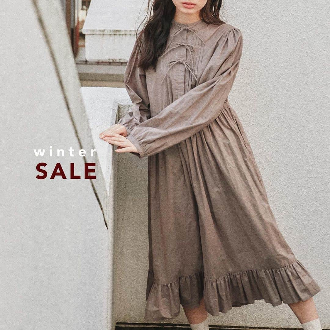 merry jennyさんのインスタグラム写真 - (merry jennyInstagram)「【 MAX 90% OFF !! 】 ㅤㅤㅤㅤㅤㅤㅤㅤㅤㅤㅤㅤㅤ MAX 90% OFF !!!  official web store RUNWAY channel  ZOZOTOWN にて、SALE 開催中 ❤︎ ㅤㅤㅤㅤㅤㅤㅤㅤㅤㅤㅤㅤㅤ SALE itemがさらにお得に…！ ㅤㅤㅤㅤㅤㅤㅤㅤㅤㅤㅤㅤㅤ topのURLから⇨  @merryjenny_instagram  ぜひcheckして下さいね！ ㅤㅤㅤㅤㅤㅤㅤㅤㅤㅤㅤㅤㅤ  ◯ タックとリボンのブラウスワンピース col : off white / brown / black ¥9,900 → 50% OFF！¥4,950 (tax in) ㅤㅤㅤㅤㅤㅤㅤㅤㅤㅤㅤㅤㅤ タックにリボン、 たっぷりとしたギャザースリーブ。 ㅤㅤㅤㅤㅤㅤㅤㅤㅤㅤㅤㅤㅤ 大好き、がぎゅっと詰まった、 とっておきのワンピース。 ㅤㅤㅤㅤㅤㅤㅤㅤㅤㅤㅤㅤㅤ ゆったりとしたサイジングと、 すっきりとしたスタンドネックのバランスも◎ ㅤㅤㅤㅤㅤㅤㅤㅤㅤㅤㅤㅤㅤ いつまでも色あせない 可愛らしさを閉じ込めた１着です。 ㅤㅤㅤㅤㅤㅤㅤㅤㅤㅤㅤㅤㅤ ㅤㅤㅤㅤㅤㅤㅤㅤㅤㅤㅤㅤㅤ #merryjenny #メリージェニー #2020aw #winter #surrealism」1月20日 20時51分 - merryjenny_instagram