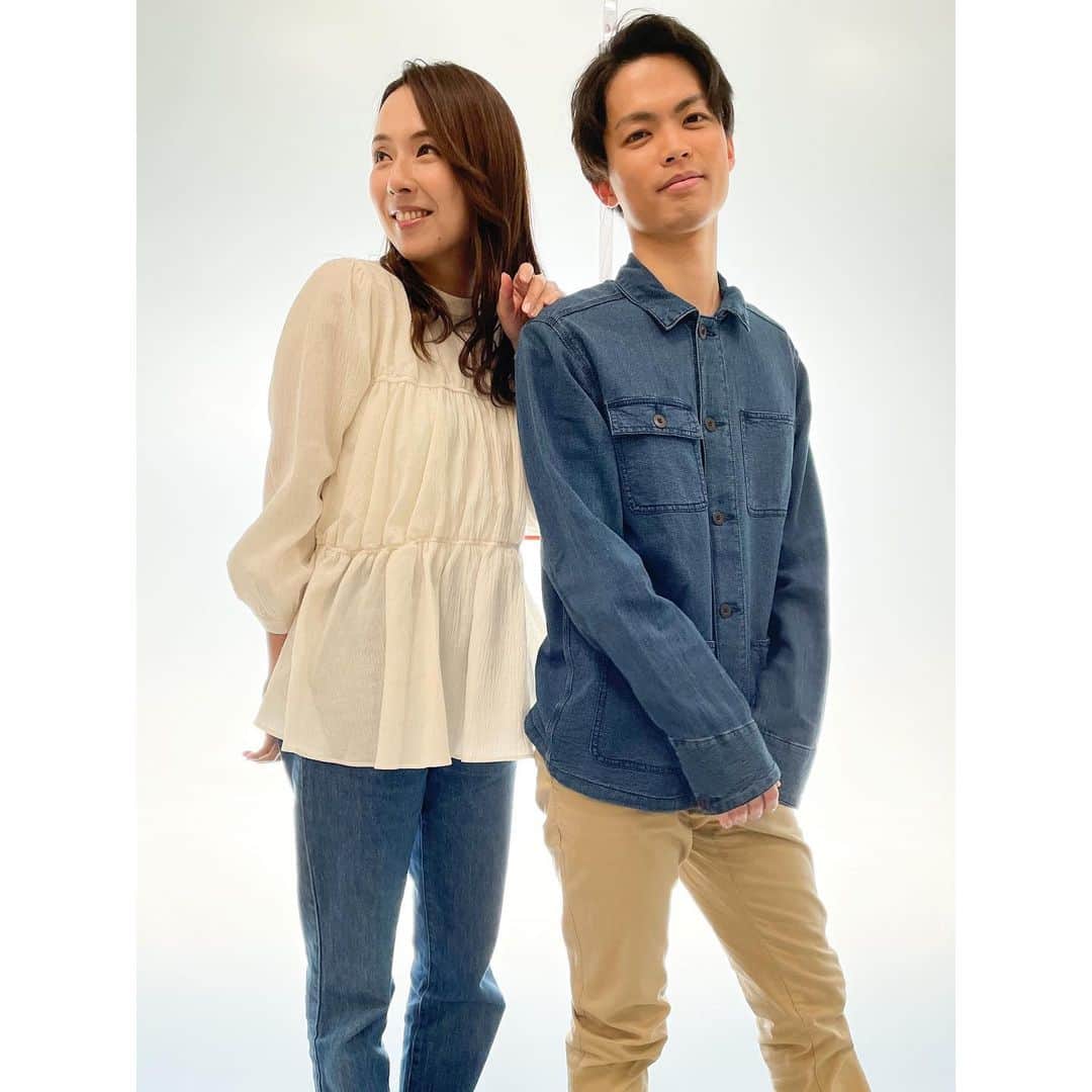 若林翔子のインスタグラム：「. . 今日はふたりでリンクコーデでございました😙 もう衣装は春っぽ😉  #ちょっとブレイクタイム #ミヤギテレビ #情報番組　#MC  #中西アナ #衣装　#KBF  #リンクコーデ　#デニム」