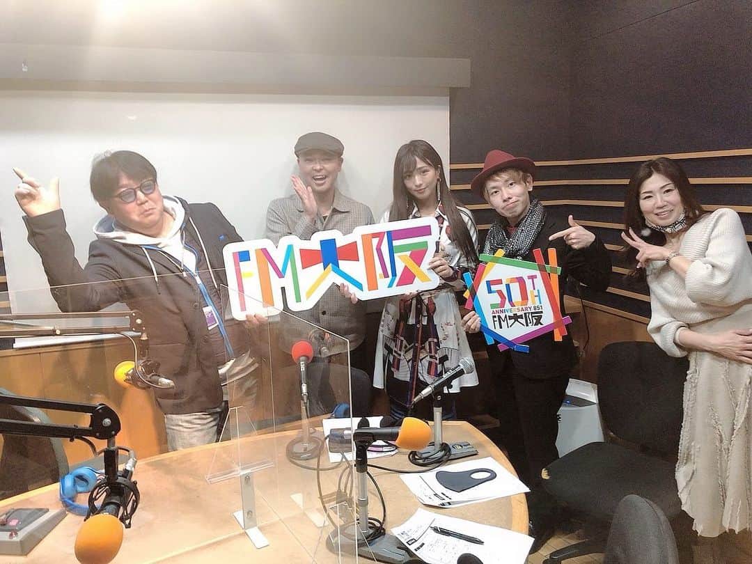 Fujikoのインスタグラム：「今日はFM大阪さんにお邪魔してきました！  2月3日FM大阪にて 出演します！！  最近私のことをすごくすごく 応援してくださっている Shinji pさんに呼んでいただきました！  今回は、ミュージカルDREAMERで歌っている 「希望の歌」のMVを Fujikoが制作したのと、 この歌を歌ってる中の1人として紹介していただけました！  新曲もちらっと🤭  是非是非チェックしてね💕  📻2021年2月3日　 「O.N.E.Forever」 FM大阪 851 19:00〜19:30   是非チェックしてね⭐️✨✨  #Fujiko#FM大阪#アーティスト#歌手 #希望の歌#MV作成」
