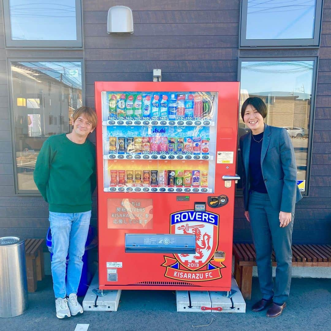 カレン・ロバートさんのインスタグラム写真 - (カレン・ロバートInstagram)「激うま味噌ラーメンの専門店【田所商店】成田店にてローヴァーズ自動販売機を置いていただけました🤩✨ 今日は私の相棒やまねちゃんとフィーチャリング👫 田所商店成田店の皆さんありがとうございました！！ #田所商店#成田#味噌ラーメン#北総#ローヴァーズ#自動販売機#感謝#山根恵里奈#相棒」1月20日 21時02分 - bobby201608