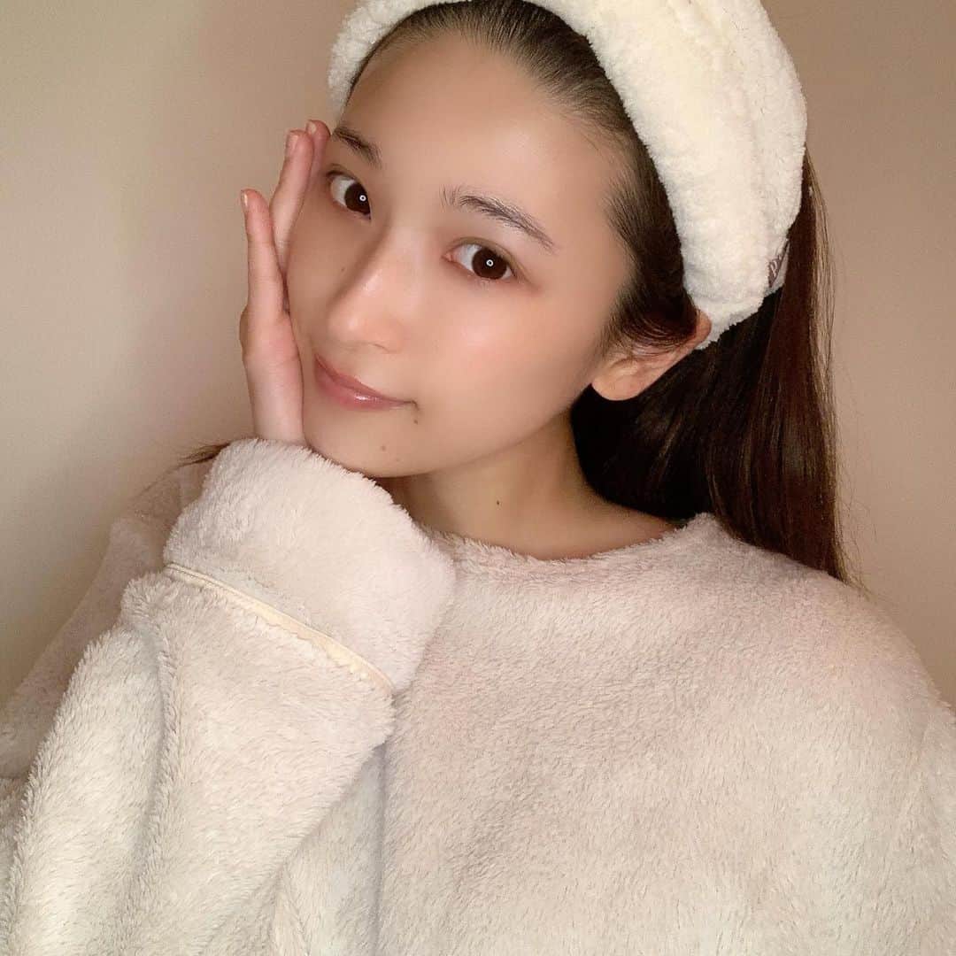 のインスタグラム：「. . お気に入りスキンケアコスメ🤓 . . #klairs の　#美容液　#ナイトクリーム　 . これに変えてから肌の調子が良い…！❤︎ 乾燥肌、くすみが少し改善された感じがしたよー😷🤟 . . 嬉しかったから写真撮ってみたけどやっぱりすっぴんは顔がうっす〜い私です。 あ、すっぴんと見せかけてクマ消し加工してます。さーせん笑笑 . . #ルームウェア　はめっちゃあったかくてお気に入り。 #GU でゲット🧖‍♀️ . #韓国コスメ　#スキンケア　#スキンケアコスメ　#フレッシュリジューシドビタミンドロップ #フレッシュリジューシドビタミンEマスク #ビタミンC #ビタミンE  #25歳　#すっぴん　#加工ないとキツい　#PRではないです🥸」