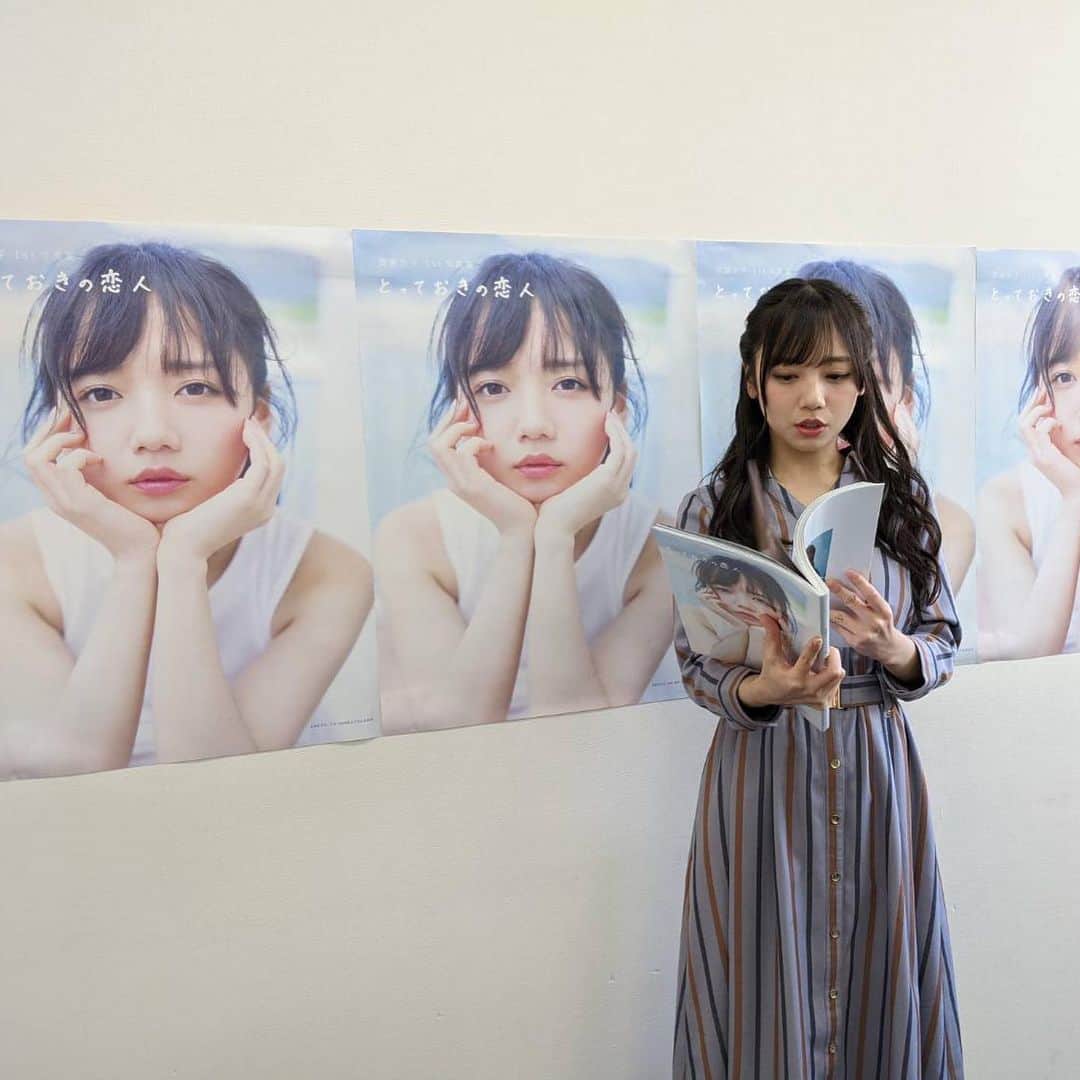 のインスタグラム：「昨日の会見の様子をチラ見せ❗️  写真集の中のお気に入りカットを聞かれて真剣に選ぶきょんこ🧸🍜  と、会見でよくある決めカット☺️  写真集の感想は #とっておきの恋人  で投稿してくださいね🥰必ずチェックします💕  #齊藤京子1st写真集  #とっておきの恋人 #齊藤京子 #日向坂46 #きょんこしか勝たん  #国民的彼女 #kyonstagram 👸💕  📢ご購入はプロフィールのリンクから」