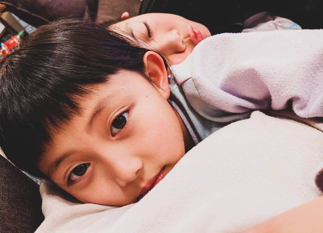えりさんのインスタグラム写真 - (えりInstagram)「👦👧 . . 2段ベッドで寝ている2人。  今朝起こしに行って おはよー！のあとに 「しゃけしゃけ！」って言ったら 寝ぼけ眼で 「…おかか」って 打ち合わせなしに声合わせて言ってくれた アニヲタな2人が大好きよ . #呪術廻戦 ☝ #狗巻棘」1月20日 20時56分 - chloerinrin
