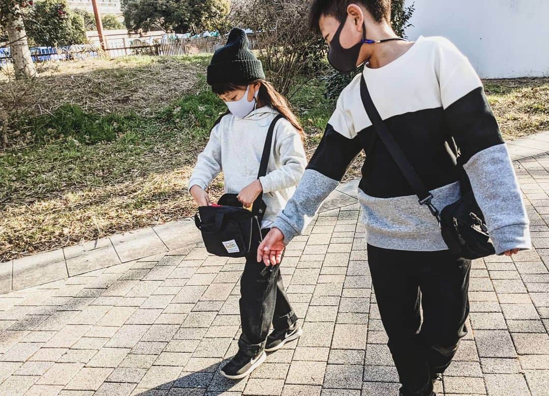 えりさんのインスタグラム写真 - (えりInstagram)「👦👧 . . 2段ベッドで寝ている2人。  今朝起こしに行って おはよー！のあとに 「しゃけしゃけ！」って言ったら 寝ぼけ眼で 「…おかか」って 打ち合わせなしに声合わせて言ってくれた アニヲタな2人が大好きよ . #呪術廻戦 ☝ #狗巻棘」1月20日 20時56分 - chloerinrin