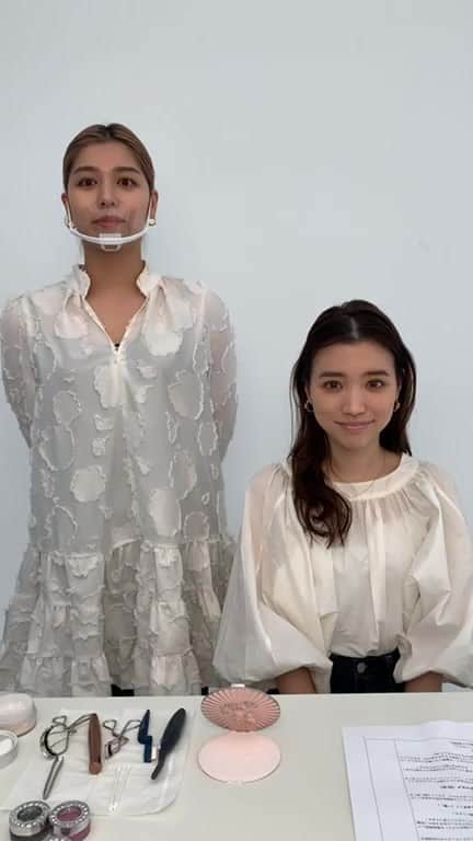 のインスタグラム：「新年一発目のインスタライブは、 ヘア&メークアップアーティストの小松胡桃さんに  💛2021年おすすめ新作コスメを使った 「大人ピンク」メーク  💛アラサーにおすすめの前髪アレンジ  を教えていただきました😘❤️ 気になる新作コスメが盛りだくさんでしたね！  ヘアアレンジもとっても簡単にできるものなので ぜひ参考にしてください🙆‍♀️✏️ （電波が悪く、所々映像が飛んでおります… ごめんなさい😭💦）  @komatsu_kurumi  @sh10110   ※動画内で表示している画像にて、 『SUQQU シグニチャー カラーアイズ』のカラー番号が「02」 と記載されていますが、正しくは「04」となります。」