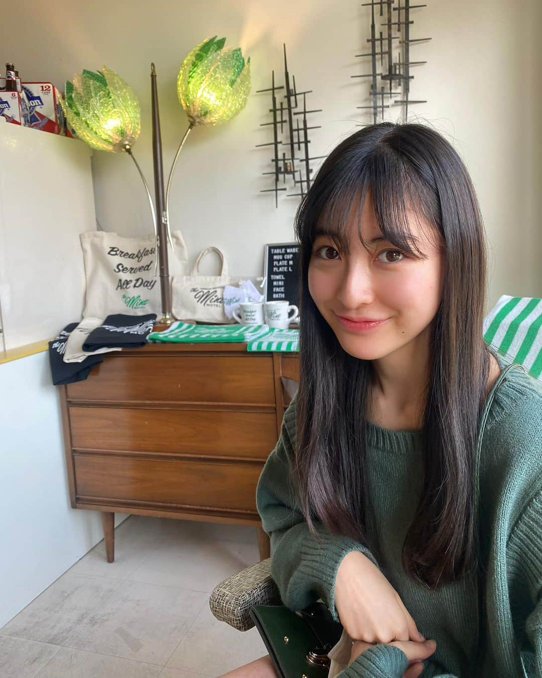 平塚麗奈さんのインスタグラム写真 - (平塚麗奈Instagram)「・ #mintmotel  🧤🧤🧤  店内もメニューも全部全部 可愛かったなぁ、。 女の子！！！て感じ⤴︎⤴︎⤴︎(語彙力  定員さんはとっても優しくて 居心地も良くて… 人気の理由がわかります🤍  (((炭酸苦手なのでクリームソーダは 上のアイスだけもらいました⤴︎笑」1月20日 20時57分 - hiratsuka_reina