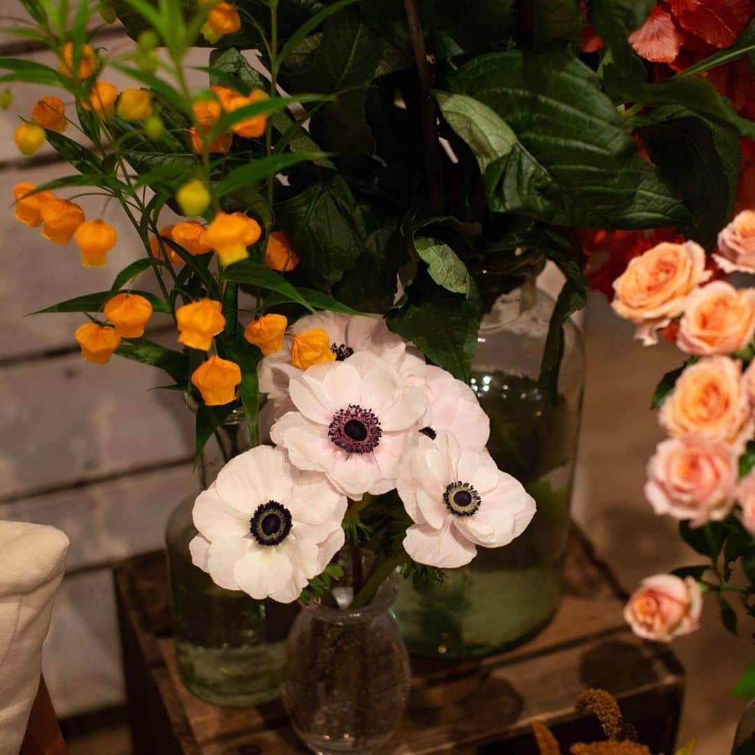 The Sally Garden（ザ サリィガーデン）さんのインスタグラム写真 - (The Sally Garden（ザ サリィガーデン）Instagram)「. . 季節の花をふんだんに使った #会場コーディネート  . 大人気の#高砂ソファ は #装飾デザイン によって 雰囲気が異なります！ . フローリストとの打ち合わせの中で お二人のお好みの色 お好みのお花 #ドレス の雰囲気に合わせて 飛びっきりの#会場装花 をご提案します！ . . ゲストとの会話にも花が咲きます♪ . . #会場装飾 #会場装花イメージ #アネモネ #アネモネブーケ #thesallygarden #ザサリィガーデン #結婚式 #wedding #weddingdress #marryxoxo #marry花嫁 #プラコレ #プラコレwedding #プラコレ花嫁 #プラコレdressy #プレ花嫁 #プレ花嫁準備 #栃木花嫁 #プレ花嫁さんと繋がりたい #コロナ婚 #withコロナの結婚式」1月20日 20時59分 - the_sally_garden