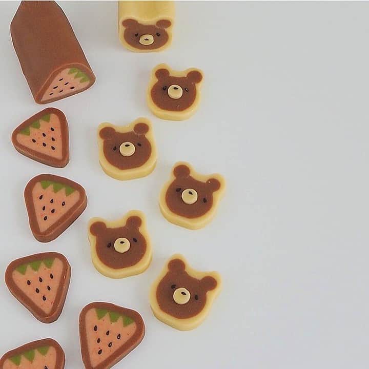 R i R y (リリー)さんのインスタグラム写真 - (R i R y (リリー)Instagram)「『アイスボックスクッキー❤️』　　  かわいいアイスボックスクッキー🍪🍓 赤ずきんちゃんもくまさんも可愛いすぎる🥺❤️  Photo by﻿ @en93.kitchen ✴︎---------------✴︎---------------✴︎﻿ ﻿ ▶▶Instagram・Twitter・TikTokで掲載する写真を募集中📸﻿ カワイイ写真が撮れたら、@velle.jp をタグ付けするか、ハッシュタグ #velle_jp をつけて投稿してみてね♪﻿ ﻿ velle編集部と一緒にカワイイで溢れるvelleを創っていこう😚🤍  ✴︎---------------✴︎---------------✴︎﻿ #クッキーアート #アイスボックスクッキーアート #おやつ #おうちおやつ #アイスボックスクッキー #クッキー #くまクッキー #フルーツ #赤ずきん #赤ずきんクッキー #おうち時間 #おうちカフェ」1月20日 21時00分 - velle.jp