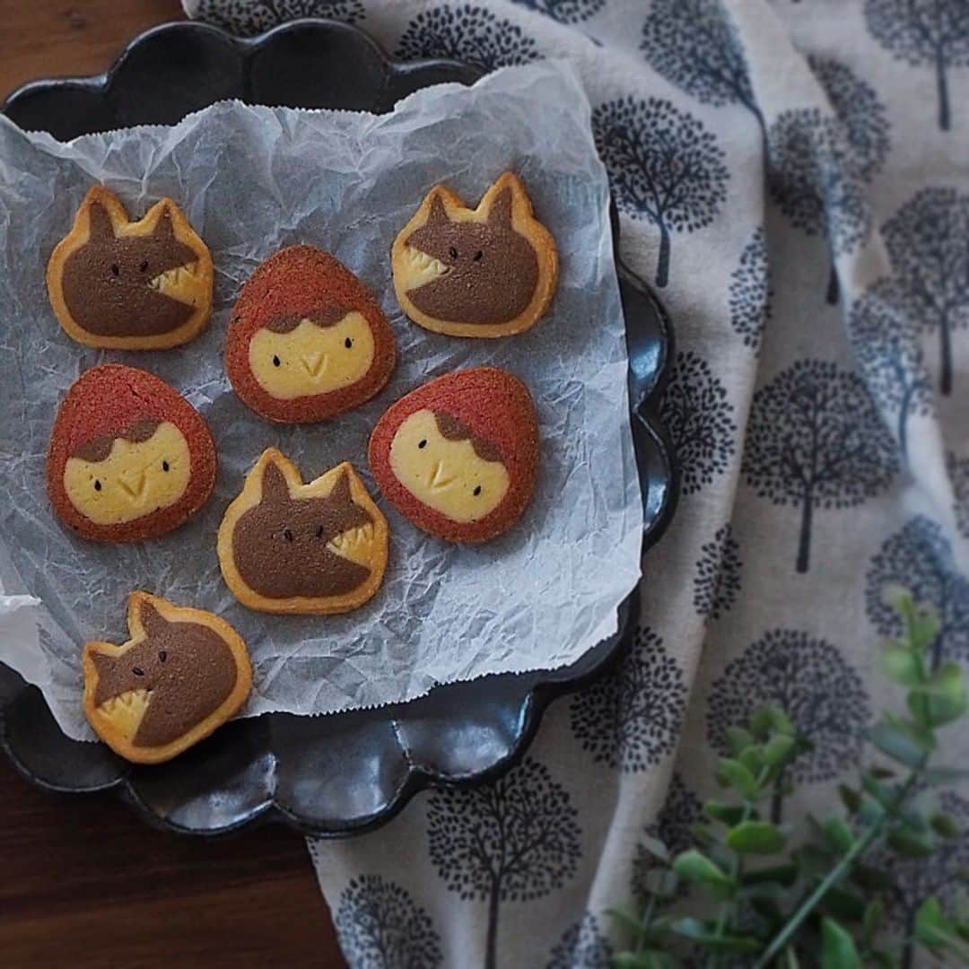 R i R y (リリー)さんのインスタグラム写真 - (R i R y (リリー)Instagram)「『アイスボックスクッキー❤️』　　  かわいいアイスボックスクッキー🍪🍓 赤ずきんちゃんもくまさんも可愛いすぎる🥺❤️  Photo by﻿ @en93.kitchen ✴︎---------------✴︎---------------✴︎﻿ ﻿ ▶▶Instagram・Twitter・TikTokで掲載する写真を募集中📸﻿ カワイイ写真が撮れたら、@velle.jp をタグ付けするか、ハッシュタグ #velle_jp をつけて投稿してみてね♪﻿ ﻿ velle編集部と一緒にカワイイで溢れるvelleを創っていこう😚🤍  ✴︎---------------✴︎---------------✴︎﻿ #クッキーアート #アイスボックスクッキーアート #おやつ #おうちおやつ #アイスボックスクッキー #クッキー #くまクッキー #フルーツ #赤ずきん #赤ずきんクッキー #おうち時間 #おうちカフェ」1月20日 21時00分 - velle.jp
