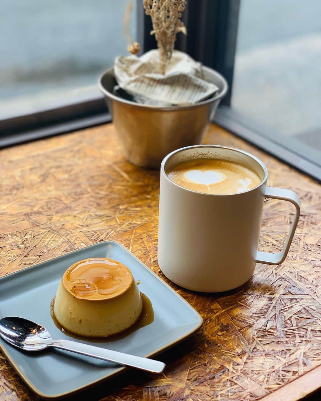 あいちの甘いやつさんのインスタグラム写真 - (あいちの甘いやつInstagram)「お店の名前が気になって❤︎ だから、今日がよかったと思える。 さんに行ってきた🙌🏻✨  内装はすごくこだわりを感じてオシャレ✨ 木の温かみが感じられて落ち着ける空間でした🤗✨  奥には小屋があり、芝生もありで子供連れてもゆっくりできるカフェ☕️  昔ながらの固めプリン🍮✨ ほどよい甘さでほわ〜んと口の中に美味しさ広がる感じ😋💕 とっても好きなプリン🎀  また行きたい🤗💕  #名古屋カフェ #名古屋カフェ部 #あまなび #名古屋インスタ交流会 #インスタグルメアワード2021 #genic_sweets #インスタグルメショー #グルメディア #trevary #nagoya_style #大須カフェ #だから今日がよかったと思える #プリン」1月20日 21時00分 - asuka_nagoya