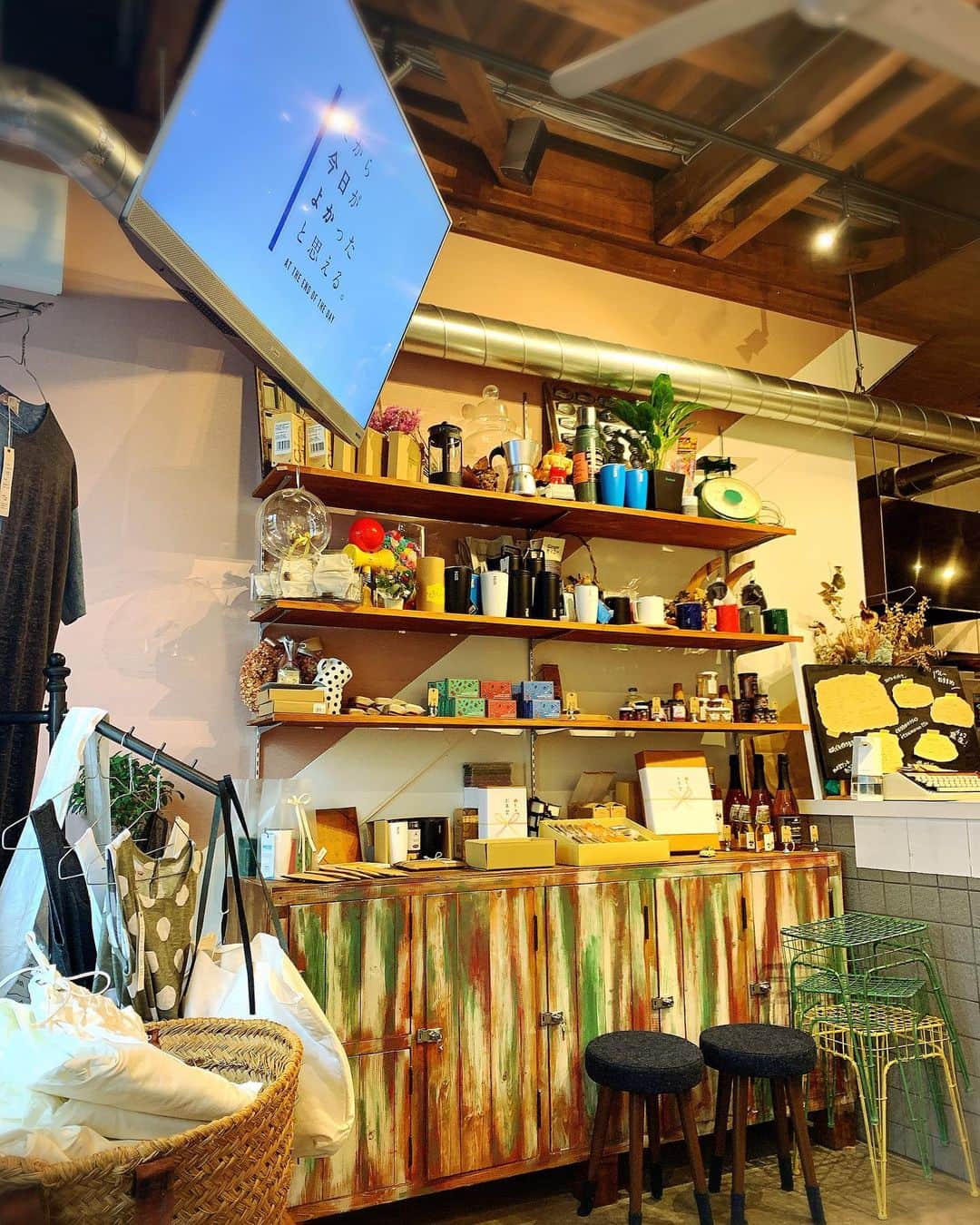 あいちの甘いやつさんのインスタグラム写真 - (あいちの甘いやつInstagram)「お店の名前が気になって❤︎ だから、今日がよかったと思える。 さんに行ってきた🙌🏻✨  内装はすごくこだわりを感じてオシャレ✨ 木の温かみが感じられて落ち着ける空間でした🤗✨  奥には小屋があり、芝生もありで子供連れてもゆっくりできるカフェ☕️  昔ながらの固めプリン🍮✨ ほどよい甘さでほわ〜んと口の中に美味しさ広がる感じ😋💕 とっても好きなプリン🎀  また行きたい🤗💕  #名古屋カフェ #名古屋カフェ部 #あまなび #名古屋インスタ交流会 #インスタグルメアワード2021 #genic_sweets #インスタグルメショー #グルメディア #trevary #nagoya_style #大須カフェ #だから今日がよかったと思える #プリン」1月20日 21時00分 - asuka_nagoya