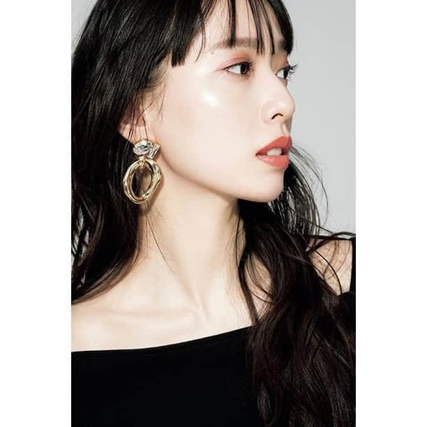 美的 Biteki's official Instagram! さんのインスタグラム写真 - (美的 Biteki's official Instagram! Instagram)「＼戸田恵梨香さんインタビュー／ 【「体質に合わないものはそぎ落としてクリアな自分でいたい」｜美的ベストビューティウーマン2020】  2020年ベストビューティウーマンの1位を受賞した女優・戸田恵梨香さん。『美的』読者から多数の支持を集め続ける彼女の美の秘訣を教えてもらいました。 素敵なお写真とともに早速確認していきましょう！ ・ ＼ERIKA’S WAY OF LIFE／  【2020年は自分とみっちり向き合う1年でした】 基本的に、家で過ごす時間がとても長かった年でした。ゆっくり映画を観たり、本を読んだり。あと、自分の身体と健康について学びました。アレルギーなど、改めて「私ってこういう体質だったんだ!」と発見が多かったですね。自分自身としっかり向き合うことの大切さを実感しました。   【パフォーマンス向上を目指してデトックス】 自分の身体・健康のことを調べたとき、長年の疲れが数字として現れていて。これからの仕事の仕方について考えるいい機会になりました。今まではただガムシャラに進んでいたけど、もっと脳のパフォーマンスを向上させたいなと。食生活を中心に見直して、毒素を抜くことを意識しています。   【一見すっぴんに見えるようなメイクが好き！】 力の抜けた女性像が好みです。ツヤのある肌に軽く眉を整えて、リップをサッと足しただけ、のような。今日のこのメイクのリップは、肌なじみがとても良くて、発色もキレイで、今の気分にぴったり!　マスク生活の中でも、マスクを外したときにリップが華やかだと素敵だなと思います。  【筋トレと食事で、最適なボディをキープしたい】 週2回、リモートでトレーナーと筋トレをメインに1時間半ほど運動しています。食事はお肉と野菜を中心に。食材の体に合う合わないを見直したら「なんとなくダルい、眠い」がなくなって、霧が晴れたように快適になりました。  【もっともっと仕事も充実させていきたい！】 事務所のスタッフとこれからの仕事の話をすると、あれもしたい、これもしたいとどんどん盛り上がっていってワクワクしました。今までいわゆる“正義系”の役を演じることが多かったので、悪役にも挑戦してみたいですね!  Profile 戸田恵梨香さん とだ・えりか。女優。1988年生まれ、兵庫県出身。卓越した演技力で映画からドラマまで幅広く出演。ランコムの日本におけるミューズも務める。ドラマ『俺の家の話』がTBS系にて1月22日スタート予定。  #戸田恵梨香 #戸田恵梨香好きな人と繋がりたい #erikatoda #todaerika #自分磨き #bitekicom #コスメ好きさんと繋がりたい #メイク好きさんと繋がりたい #美容 #美的 #美的メイク #メイク好き #コスメ紹介 #女子力向上委員 #美容好きな人と繋がりたい #ツヤ肌 #コスメ #女優 #美肌 #コスメオタク #美肌になりたい #美容好きさんと繋がりたい #美意識高い人と繋がりたい #コスメ好きな人と繋がりたい #美容垢さんと繋がりたい #コスメマニア #メイク好きな人と繋がりたい #美活」1月20日 21時00分 - bitekicom
