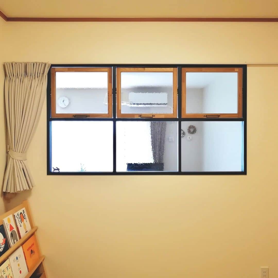 ムクリ［mukuri］さんのインスタグラム写真 - (ムクリ［mukuri］Instagram)「わが家のフォーカスポイント～リビングの室内窓～住みながら完成させる未完成の家〜  リノベーションではよく見かける「室内窓」。 室内に大きめの窓があるだけで、 インテリアの印象がガラッと変わります。  取材やLIVEを通じて室内窓をいろいろみてきましたが、 もしリノベーションの機会があれば、 絶対採用したいなぁと思えるほど変化を生み出すもの。  黒い窓枠はリビング全体を引き締めカッコいいです。 実は、この窓枠には失敗も含まれていたそうです。  コラムではイメージしたことその伝え方、 そして失敗談を含めて、 特徴的な室内窓についてご紹介いただいてます。  加えて、温度調整や採光など、 よくいただく質問にも回答いただいています。  ▶︎ご紹介した読み物 https://mukuri.themedia.jp/posts/5458729 「リノベーション」のカテゴリーよりご覧いただけます。 （キャプション：編集長）  #リノベーション#マンション#室内窓#ダイニング#リビング#リノベ #マンションリノベーション #マンションインテリア #賃貸インテリア #マイホーム計画 #マイホーム記録 #家づくり#住まい #インテリア #北欧インテリア #ナチュラルインテリア #interior #renovation#暮らしを楽しむ #賃貸暮らし #マンション暮らし #こどものいる暮らし#くらしの編集#ムクリ」1月20日 21時00分 - mukuri_official