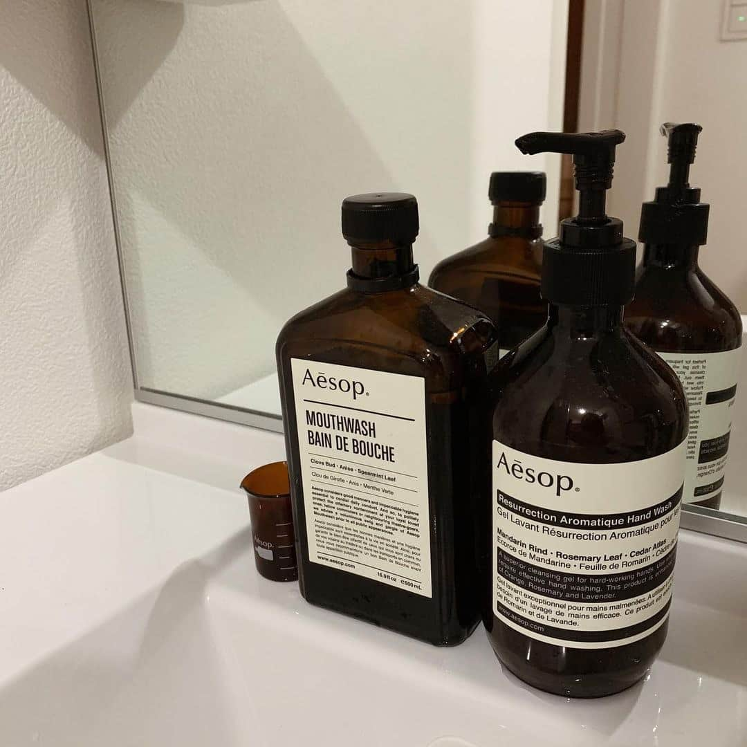 RiLiさんのインスタグラム写真 - (RiLiInstagram)「お口のエチケットに頼れる味方💨【Aesop マウスウォッシュ】💫⁣ ......⁣ 今話題の【Aesop（イソップ） マウスウォッシュ】って知ってる？👀💞お口を清潔に保ってくれるマストアイテムだよ🙆‍♀️❣️⁣ Aesopって見た目がほんとにオシャレだよね🥰🥰しかもアルコールフリーだから苦手な人にもオススメなの🪐夜に使うと朝までお口の中がスッキリするの💫💫⁣ 見た目も使用感もサイコウのAesopのマウスウォッシュをぜひチェックしてね🎀💨⁣ ❣❣❣❣❣⁣ サイトやSNSで掲載させていただくお写真募集中😘📸⁣ かわいいコーデやアイテム、注目スポットなどが撮れたら、ハッシュタグ→#rili_tokyo  を付けて投稿❗⁣ ．⁣ Special Thanks💋 Photo by⁣ @masumi_namai⁣ @erika_hoval⁣ @natsu_cosme_⁣ @i_am_asaapy⁣ @omiomi0530⁣ @airi_knd⁣ @yuki_kagaya⁣ @kanako_iki⁣ @mono.simple__⁣ .⁣ #Aesop #イソップ #マウスウォッシュ #口内ケア #おうち時間 #おうち美容 #美容グッズ #rili_tokyo #おしゃれさんと繋がりたい #お洒落さんと繋がりたい #ファッション #패션스타그램 #ootd #outfit」1月20日 21時01分 - rili.tokyo