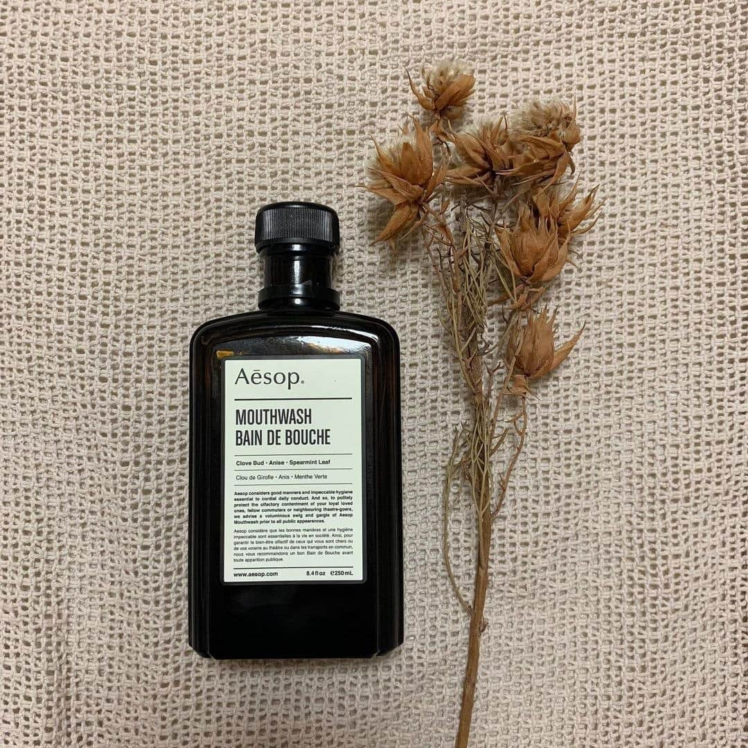 RiLiさんのインスタグラム写真 - (RiLiInstagram)「お口のエチケットに頼れる味方💨【Aesop マウスウォッシュ】💫⁣ ......⁣ 今話題の【Aesop（イソップ） マウスウォッシュ】って知ってる？👀💞お口を清潔に保ってくれるマストアイテムだよ🙆‍♀️❣️⁣ Aesopって見た目がほんとにオシャレだよね🥰🥰しかもアルコールフリーだから苦手な人にもオススメなの🪐夜に使うと朝までお口の中がスッキリするの💫💫⁣ 見た目も使用感もサイコウのAesopのマウスウォッシュをぜひチェックしてね🎀💨⁣ ❣❣❣❣❣⁣ サイトやSNSで掲載させていただくお写真募集中😘📸⁣ かわいいコーデやアイテム、注目スポットなどが撮れたら、ハッシュタグ→#rili_tokyo  を付けて投稿❗⁣ ．⁣ Special Thanks💋 Photo by⁣ @masumi_namai⁣ @erika_hoval⁣ @natsu_cosme_⁣ @i_am_asaapy⁣ @omiomi0530⁣ @airi_knd⁣ @yuki_kagaya⁣ @kanako_iki⁣ @mono.simple__⁣ .⁣ #Aesop #イソップ #マウスウォッシュ #口内ケア #おうち時間 #おうち美容 #美容グッズ #rili_tokyo #おしゃれさんと繋がりたい #お洒落さんと繋がりたい #ファッション #패션스타그램 #ootd #outfit」1月20日 21時01分 - rili.tokyo