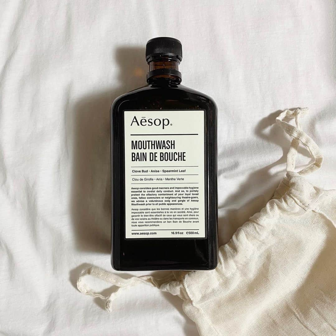 RiLiさんのインスタグラム写真 - (RiLiInstagram)「お口のエチケットに頼れる味方💨【Aesop マウスウォッシュ】💫⁣ ......⁣ 今話題の【Aesop（イソップ） マウスウォッシュ】って知ってる？👀💞お口を清潔に保ってくれるマストアイテムだよ🙆‍♀️❣️⁣ Aesopって見た目がほんとにオシャレだよね🥰🥰しかもアルコールフリーだから苦手な人にもオススメなの🪐夜に使うと朝までお口の中がスッキリするの💫💫⁣ 見た目も使用感もサイコウのAesopのマウスウォッシュをぜひチェックしてね🎀💨⁣ ❣❣❣❣❣⁣ サイトやSNSで掲載させていただくお写真募集中😘📸⁣ かわいいコーデやアイテム、注目スポットなどが撮れたら、ハッシュタグ→#rili_tokyo  を付けて投稿❗⁣ ．⁣ Special Thanks💋 Photo by⁣ @masumi_namai⁣ @erika_hoval⁣ @natsu_cosme_⁣ @i_am_asaapy⁣ @omiomi0530⁣ @airi_knd⁣ @yuki_kagaya⁣ @kanako_iki⁣ @mono.simple__⁣ .⁣ #Aesop #イソップ #マウスウォッシュ #口内ケア #おうち時間 #おうち美容 #美容グッズ #rili_tokyo #おしゃれさんと繋がりたい #お洒落さんと繋がりたい #ファッション #패션스타그램 #ootd #outfit」1月20日 21時01分 - rili.tokyo