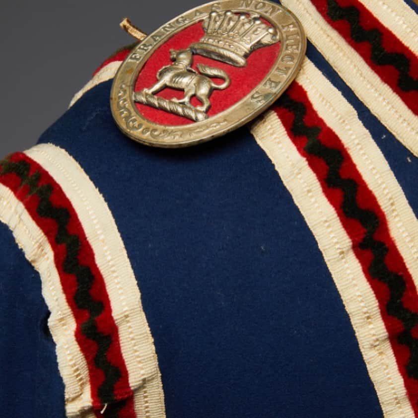 ハンツマンのインスタグラム：「During this lockdown, we have been taking some time to delve into our archive at No.11 Savile Row, to show you up close, some of the detail of some of our most exquisite pieces. ⁠⠀ ⁠⠀ Here we see the intricate detailing of a royal blue and claret trimmed military tailcoat ⁠(circa 1920). Note the perfect detailing of the hand-stitched rickrack braided trim and elaborate crested buttons. Detailed to perfection. ⁠⠀ ⁠⠀ Why not let it inspire a new detail choice on your next Huntsman order, or shop our exquisite ready to wear coats, such as our camel raincoat, with signature house trim via the link in bio. ⁠⠀ ⁠⠀ #Huntsman #HuntsmanSavileRow #HomeOfKingsman #SavileRow #HuntsmanAtHome #HuntsmanHistory⁠」
