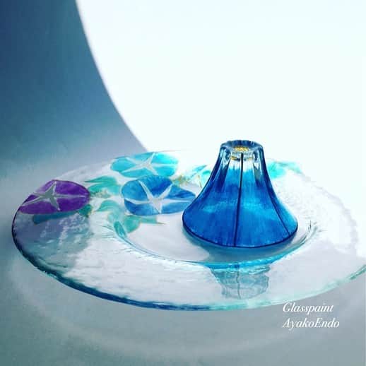 BASE（ベイス）のインスタグラム：「富士山 日本酒グラス（ぐい呑み） ／ September25ArtStudio（@endo.ayako）  🍶🗻 「和の魅力」に酔いしれる 美しい富士山のグラス 🗻🍶  透明なブルーの色付けに思わずうっとり。  ＜September25ArtStudio＞のテーマは 「南仏生まれの色彩で、心と暮らしに彩りを」。  透明なガラスプレートと冷酒グラスのセットは ギフトにもおすすめ。  思わず誰かに自慢したくなる テーブルに華を運んでくれる一品です🍽  #baseec #baseecで販売中 #おうち居酒屋 #器 #うつわのある暮らし #器のある暮らし #日本酒 #うつわ好き #うつわが好き  #テーブルコーディネート #テーブルフォト #ガラス #ガラスの器」