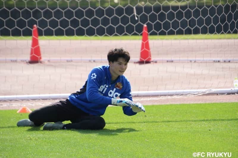 田口潤人のインスタグラム：「2021シーズンstart🔥 成長に貪欲に！ 日々アップデートした自分になれるよう 今日からまた頑張りたいと思います👍  #FC琉球 #fcryukyu  #沖縄 #okinawa  #ゴールキーパー #gk #田口潤人」