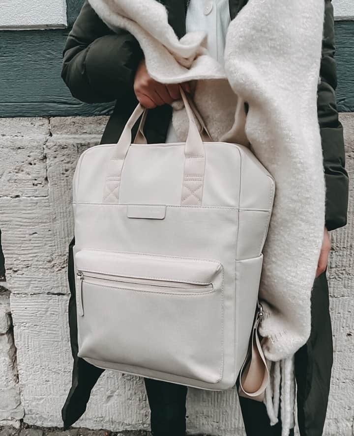 Kapten & Sonさんのインスタグラム写真 - (Kapten & SonInstagram)「'Matching the cold season.' 🌟 Here is a little reminder to take a walk outside today! 🙌 @hannahphilina takes our backpack Bergen "Sandstone" with her. #bekapten #kaptenandson⁠ .⁠ .⁠ .⁠ #backpack #winteroutfit #outfitinspo #ootd #fashionlover #fashion #style #outfit #inspo」1月20日 21時05分 - kaptenandson