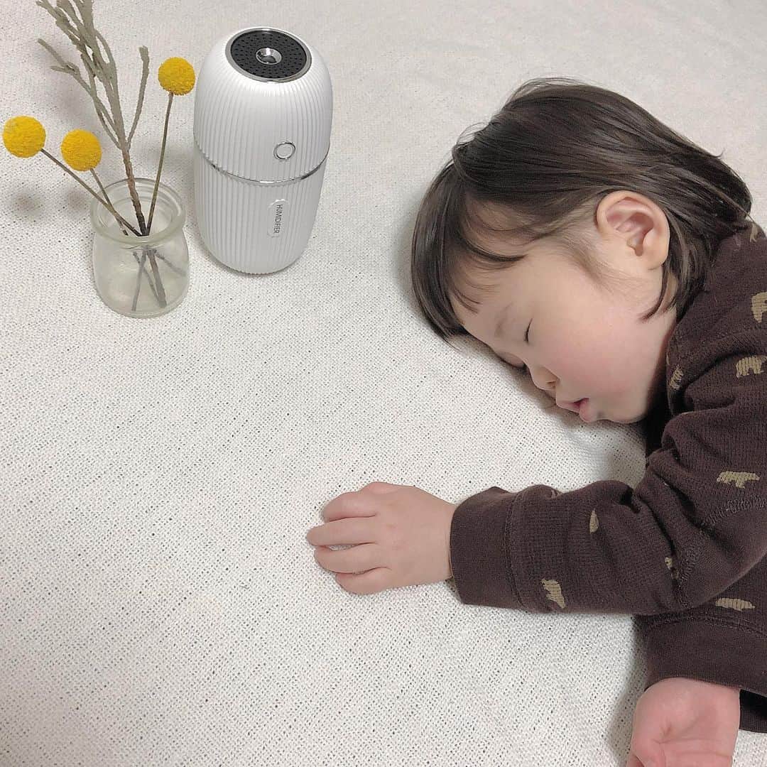 amigo.amigo.5205622さんのインスタグラム写真 - (amigo.amigo.5205622Instagram)「． ★#お家時間 ★  毎日使っている #クリーンリフレ の#加湿器  @cleanrefre_official  加湿しながら除菌もしてくれるので 一つあるとすっごく便利💓  しかも塩と水の成分で ノンアルコールでありながら ウイルスや細菌を 不活性化できることが 実証済みの国産の「除菌水」 を使ってるんだって♪  乾燥もする季節なので もぅ手放せないです✨  #電解除菌水#除菌 #除菌グッズ #除菌消臭  #除菌水 #乾燥 #乾燥肌対策 #乾燥肌  #美容#乾燥肌ケア  #ウイルス対策 #コロナに負けるな  #コロナ対策 #風邪予防  #cleanrefre#潤い#家電 #家電マニア #家電好き #おやすみなさい #おやすみ  #kids#一歳児  #キッズ#子供のいる暮らし」1月20日 21時06分 - amigo.amigo.5205622