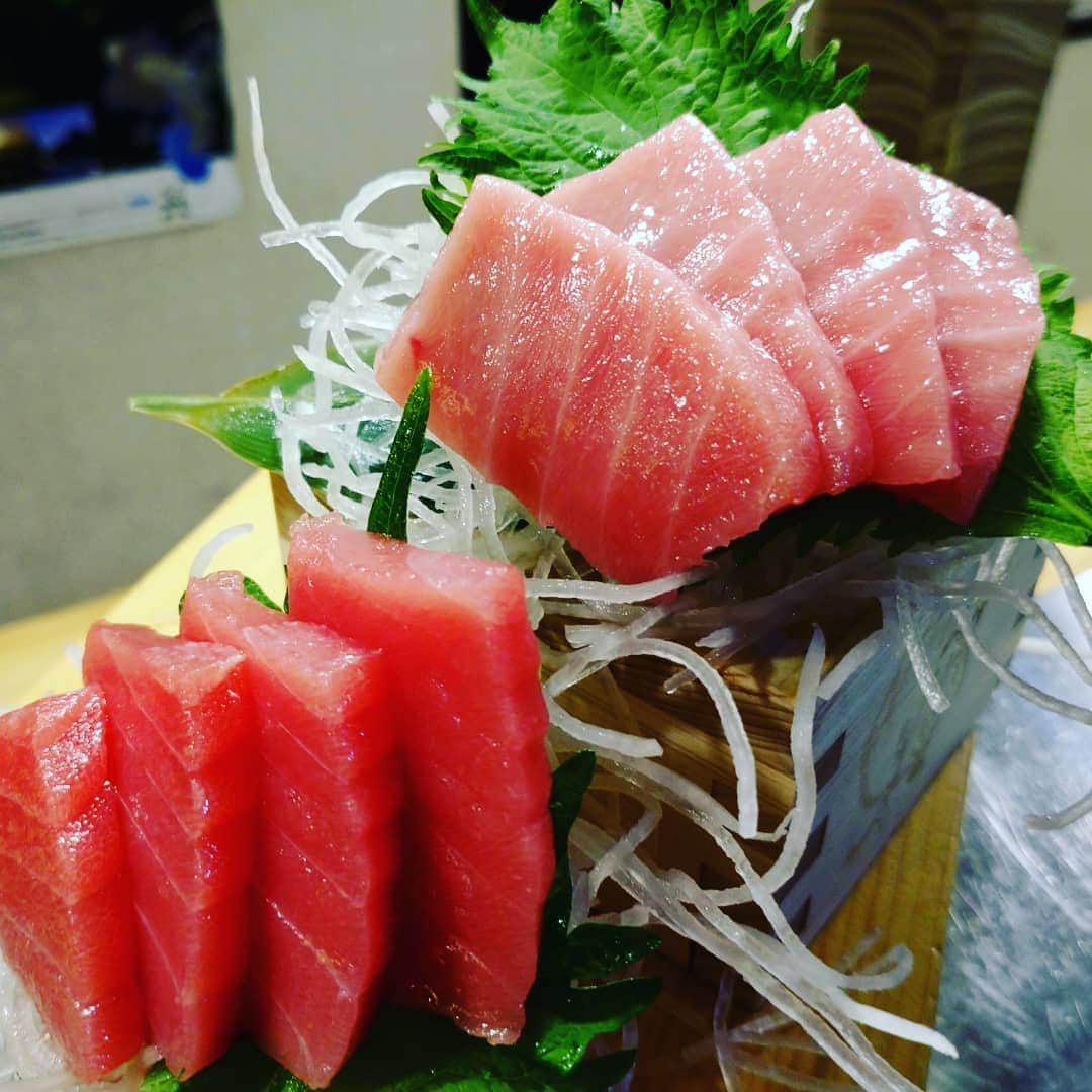 魚壱商店 天王寺店のインスタグラム：「お疲れ様です！  名物の大トロ中トロ盛りです！ 脂ギラギラッ 笑っ🤣  マグロのトロには、DHAやEPAが たくさんあり血液サラサラになります！ DHA ,EPA わからん人ググってくださ〜い  健康気になる人は、食べに きて～777円です！  #阿倍野グルメ #天王寺グルメ #魚壱商店 #マグロ #ハッピーアワー #777 #99 #はよこな #時短やし #８時に #終わりやし」