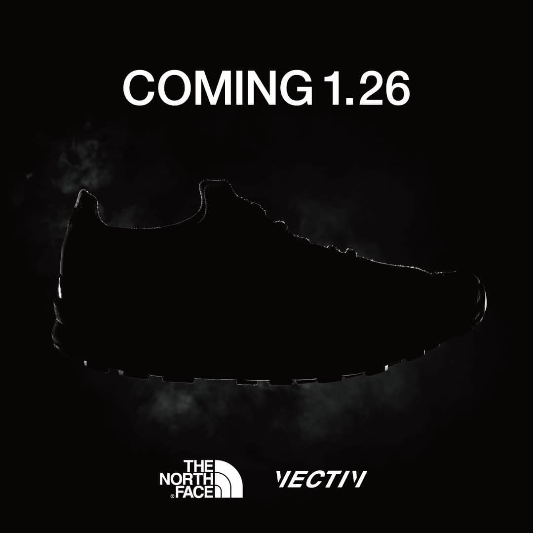 のインスタグラム：「【遂にベールを脱ぐTHE NORTH FACE VECTIV™️シューズ】  ‪‪1‬月‪26日（火）、ザ・ノース・フェイスより革新的テクノロジーVECTIV™️（ベクティブ）を搭載したトレイルランニングシューズが発売されます。‬‬アスリートテストによって生み出された「前へ進む推進力」を持つこのテクノロジーは、3D VECTIV™️プレートとVECTIV™️ロッカーミッドソール、そしてSurfaceCTRLアウトソールが一体となり、高い安定性と推進力、グリップを提供。トレイルにおけるエネルギー効率を高める新しいシステムです。VECTIV™️によって「解き放たれた推進力」を是非、店頭で実感してください。   ※緊急事態宣言の発出を踏まえ、THE NORTH FACE MOUNTAINとTHE NORTH FACE FLIGHT TOKYOで予定されていた特設什器によるVECTIV™シューズの展示は‪‪2‬月‪18日（木）〜2月23日（火・祝）に延期されております。‬‬    【オンラインアスリートトーク】  実際にVECTIV™️を試したTHE NORTH FACEアスリートによるオンライントークを実施致します。 事前にアスリートに対する質問も受け付けますのでこの機会に是非ご視聴ください。  ［日時］  ‪‪1‬月‪26日（火）19:00-20:00‬‬ ‪‪［配信アカウント］‬‬ ‪‪THE NORTH FACE JAPAN（@thenorthfacejp）‬‬ ‪‪［スピーカー］ ‬‬ 鏑木毅 （@tsuyoshikaburaki）× 木村 豪文（ザ・ノース・フェイス事業二部） ［内容］  トレイルランニングの楽しさやロングディスタンスを走り切るために必要なこと、また鏑木さんのシューズやギアに対してのこだわりについて語ってもらいます。  ［質問受付方法］ ‪‪1‬月‪22日（金）20:00‬‬に（@thenorthfacejp）と（@tsuyoshikaburaki）より投稿されるインスタグラムのイベント告知ストーリー質問スタンプにて受付致します。   ※頂きましたご質問はトークショーの時間の都合上、すべてのご質問にお応えできない場合がございます。予めご了承ください。    #TheNorthFace   #vectiv  #鏑木毅」