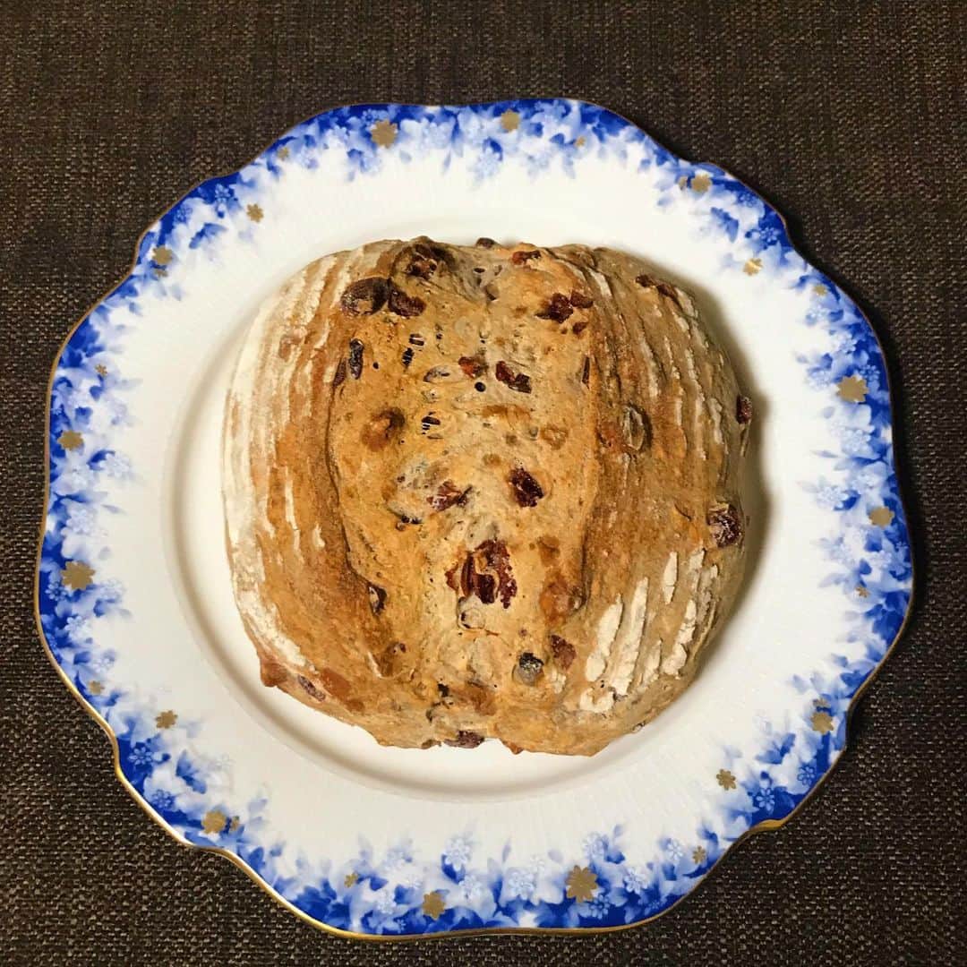 櫻井智さんのインスタグラム写真 - (櫻井智Instagram)「なんて事ない1日だけど、 毎日あっというまで あれこれしていると すぐ夜が来てしまう😄  そんな今日の夕方✨ お友達から連絡が来て 「あとでクルミとクランベリーのカンパーニュ焼いたからもっていくね🥖」っと🤩 ワクワク🤩 ずっしり重い大きなパンに興奮🤩 顔ほどの大きさだもん😁 重いはずさ🤩 食べ応えありますな🥖  美味しくて どーしても我慢できず 今日の夕飯のお米は、抜きにして パンを半分（以上🤫）くらい食べてしまいましたとさ😅 笑笑  「もしかして〜🤔 食べすぎ🤫？」  笑笑笑笑笑笑〜」1月20日 21時10分 - sakuraitomo910_