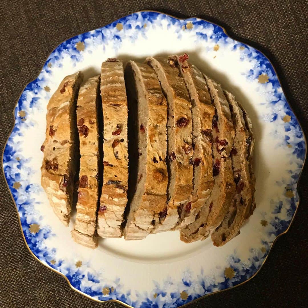 櫻井智さんのインスタグラム写真 - (櫻井智Instagram)「なんて事ない1日だけど、 毎日あっというまで あれこれしていると すぐ夜が来てしまう😄  そんな今日の夕方✨ お友達から連絡が来て 「あとでクルミとクランベリーのカンパーニュ焼いたからもっていくね🥖」っと🤩 ワクワク🤩 ずっしり重い大きなパンに興奮🤩 顔ほどの大きさだもん😁 重いはずさ🤩 食べ応えありますな🥖  美味しくて どーしても我慢できず 今日の夕飯のお米は、抜きにして パンを半分（以上🤫）くらい食べてしまいましたとさ😅 笑笑  「もしかして〜🤔 食べすぎ🤫？」  笑笑笑笑笑笑〜」1月20日 21時10分 - sakuraitomo910_