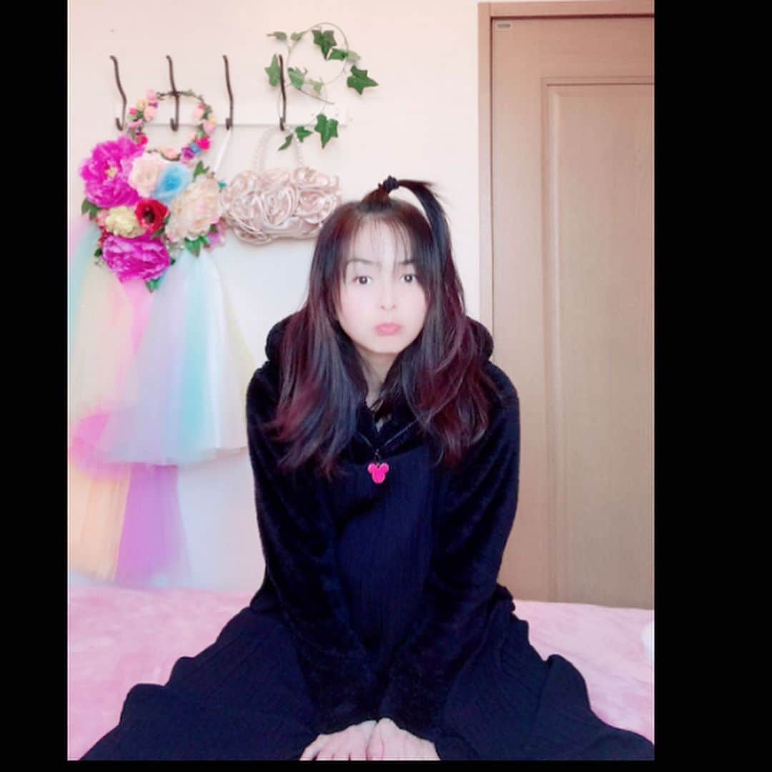 櫻井智さんのインスタグラム写真 - (櫻井智Instagram)「なんて事ない1日だけど、 毎日あっというまで あれこれしていると すぐ夜が来てしまう😄  そんな今日の夕方✨ お友達から連絡が来て 「あとでクルミとクランベリーのカンパーニュ焼いたからもっていくね🥖」っと🤩 ワクワク🤩 ずっしり重い大きなパンに興奮🤩 顔ほどの大きさだもん😁 重いはずさ🤩 食べ応えありますな🥖  美味しくて どーしても我慢できず 今日の夕飯のお米は、抜きにして パンを半分（以上🤫）くらい食べてしまいましたとさ😅 笑笑  「もしかして〜🤔 食べすぎ🤫？」  笑笑笑笑笑笑〜」1月20日 21時10分 - sakuraitomo910_