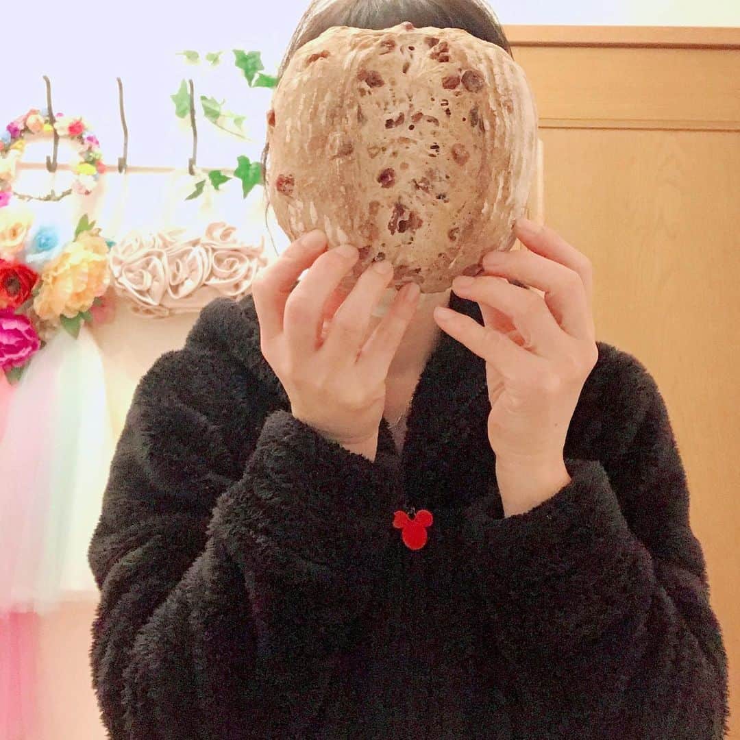 櫻井智さんのインスタグラム写真 - (櫻井智Instagram)「なんて事ない1日だけど、 毎日あっというまで あれこれしていると すぐ夜が来てしまう😄  そんな今日の夕方✨ お友達から連絡が来て 「あとでクルミとクランベリーのカンパーニュ焼いたからもっていくね🥖」っと🤩 ワクワク🤩 ずっしり重い大きなパンに興奮🤩 顔ほどの大きさだもん😁 重いはずさ🤩 食べ応えありますな🥖  美味しくて どーしても我慢できず 今日の夕飯のお米は、抜きにして パンを半分（以上🤫）くらい食べてしまいましたとさ😅 笑笑  「もしかして〜🤔 食べすぎ🤫？」  笑笑笑笑笑笑〜」1月20日 21時10分 - sakuraitomo910_