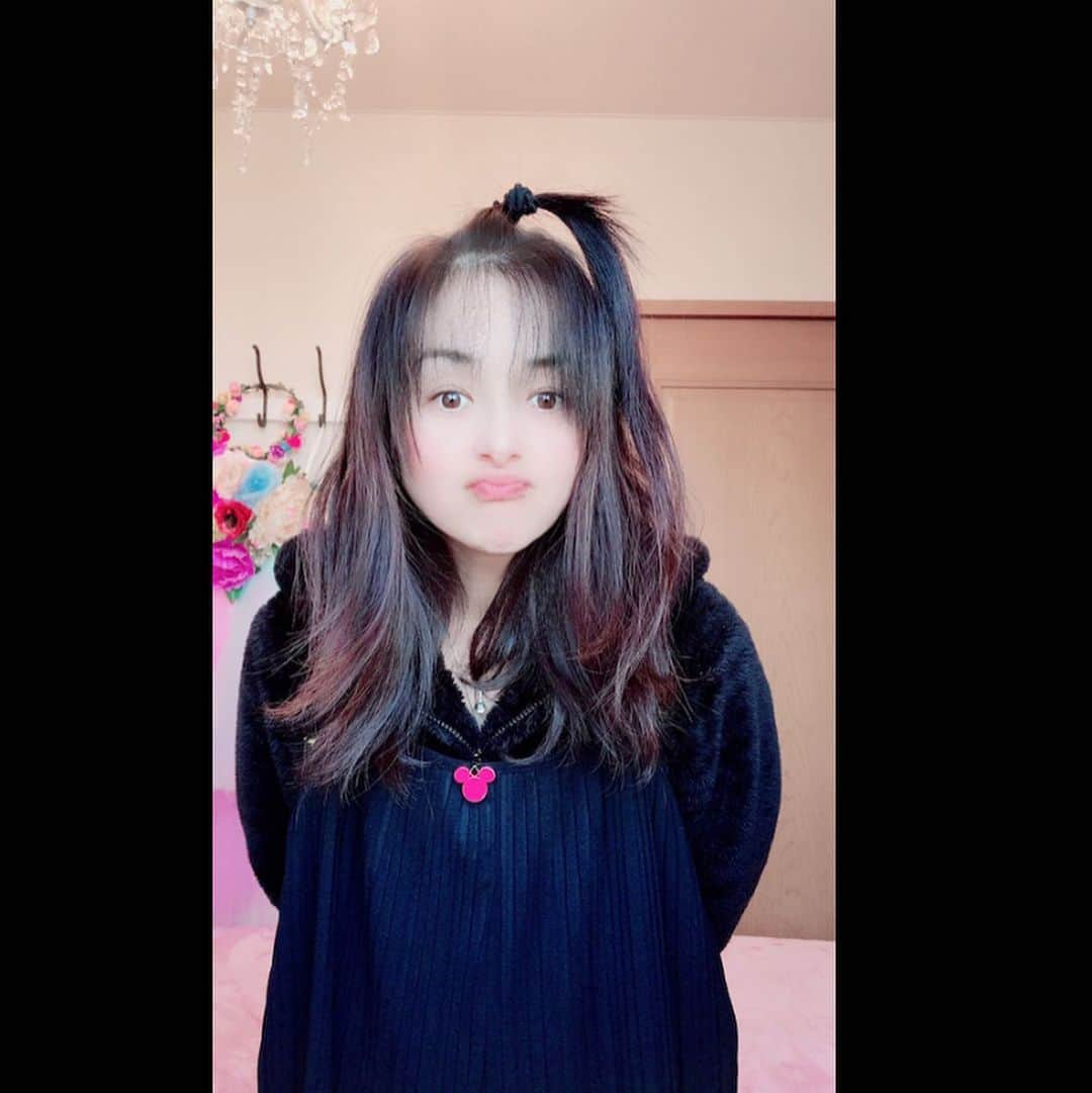 櫻井智さんのインスタグラム写真 - (櫻井智Instagram)「なんて事ない1日だけど、 毎日あっというまで あれこれしていると すぐ夜が来てしまう😄  そんな今日の夕方✨ お友達から連絡が来て 「あとでクルミとクランベリーのカンパーニュ焼いたからもっていくね🥖」っと🤩 ワクワク🤩 ずっしり重い大きなパンに興奮🤩 顔ほどの大きさだもん😁 重いはずさ🤩 食べ応えありますな🥖  美味しくて どーしても我慢できず 今日の夕飯のお米は、抜きにして パンを半分（以上🤫）くらい食べてしまいましたとさ😅 笑笑  「もしかして〜🤔 食べすぎ🤫？」  笑笑笑笑笑笑〜」1月20日 21時10分 - sakuraitomo910_