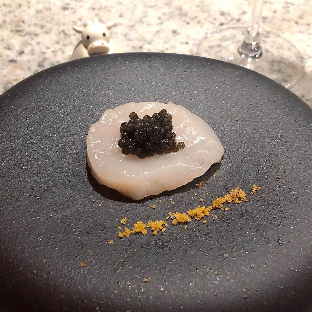 榊山敬代のインスタグラム：「🌊﻿🐚…  ・ 週末のごちそうは ホタテと目が合い  迷わず連れて帰るの巻  北海道からいらっしゃったとのことで お口の中は旅した気分で楽しむことに  ときどきキャビアさまも乗車されまして キャビアを頂くためのホタテさんに変身  今年も外食しないかわりに 食の工夫をたのしみたい時  そして  パワーのある食材を ちょっとずつ頂くと いうスタイル目標に ・　　　 ・ ・ #おうち大好き #enjoyhome ・ ・ ・  #夕食 #dinner #おうちごはん  #おつまみ #ホタテ#帆立#ほたて #Scallop #Japanese #北海道 #healthy #food #seafood #osashimi #お刺身 #キャビア #caviar #カラスミ #champagne #wine #antipasto #artist #kitchen #cooking #日本画家 の #お料理こんなもん #上質 #食材」