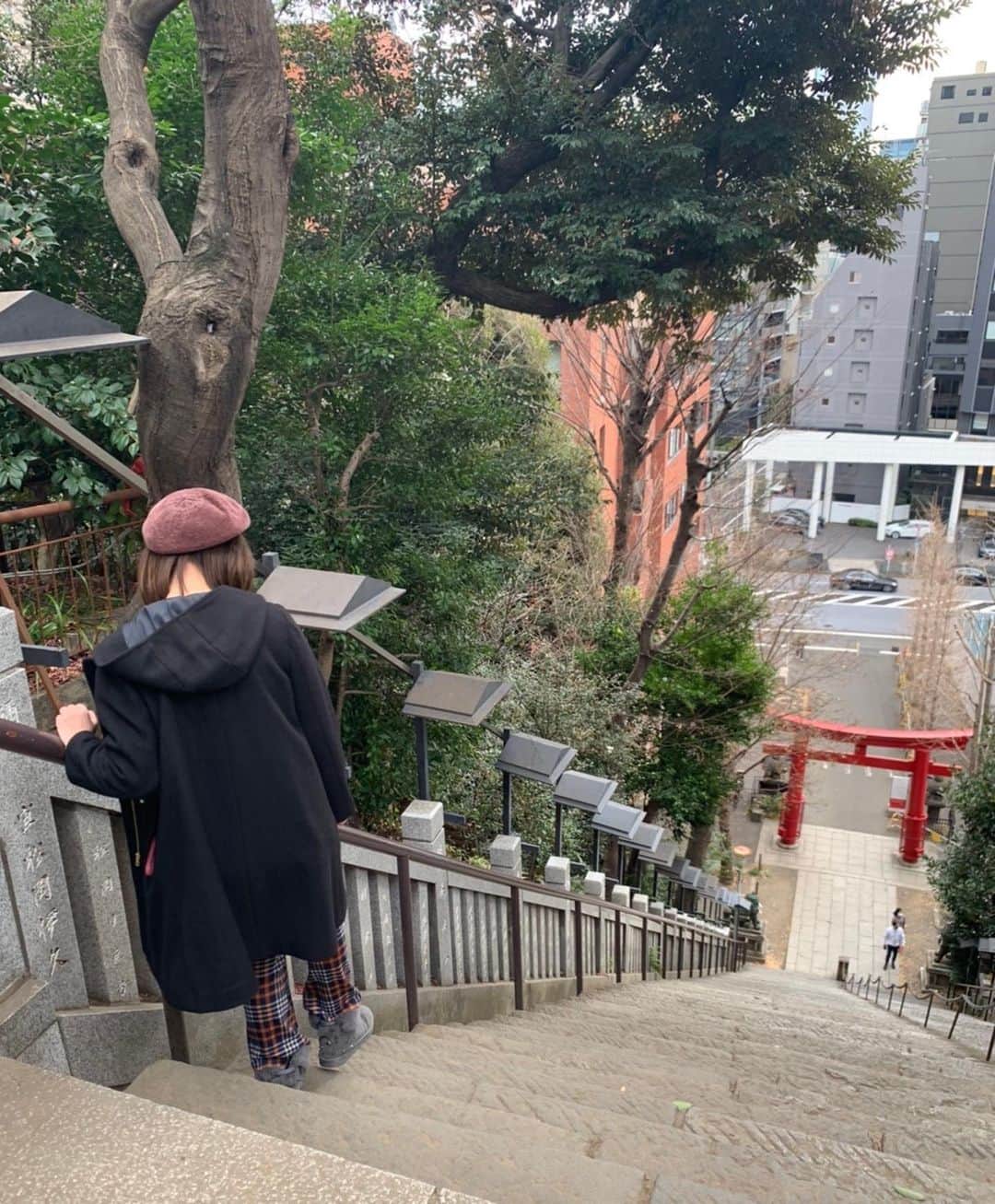 古川真奈美さんのインスタグラム写真 - (古川真奈美Instagram)「.﻿ .﻿ ずっと行ってみたい！﻿ って思ってた東京の愛宕神社⛩﻿ ﻿ みひろちゃんに付き合ってもらって一緒に行ってきたときの写真☺️﻿ ﻿ 想像以上に急すぎる階段でバリ怖かった😳😳﻿ こんな大都会の中にポツンと神社あるのがびっくりよ！ 周りオフィスビルで囲まれとった😳 ﻿ ﻿ まだ新年のご挨拶に行けてない神社が沢山あるな〜🥺💦﻿ ちなみに神社好きな私は神社検定もってます🙌🏻﻿ ﻿ 神様の話って本当に深くて難しいです🤔﻿ ﻿ ﻿ ﻿ #愛宕神社 #神社 #神社巡り #出世の石段 ﻿#instalike #instamood  #ootd #东京 #扎心了 #ow #맞팔 #instapic  #팔로우미 #instaphoto #instagravure #girl #follow #followme #グラビア#japanesegirl #selfies  #インスタグラビア  #gravure ﻿」1月20日 21時14分 - mana_0619