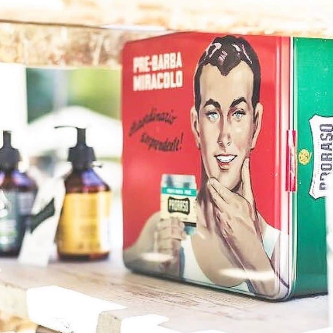 Proraso Japanのインスタグラム：「そろそろ大切なあの人へのバレンタインプレゼントの準備を始める時期。  シェービングにこだわりのあの人へは、Prorasoヴィンテージセレクションボックスがオススメ！ 完璧なシェービングのためのパーフェクトキットです。  #proraso #prorasousa #prorasofirenze #シェービングクリーム #シェービング #ProShave #Italian #ItalianShave #イタリア製 #バーバースタイル #バーバーショップ #髭脱毛 #メンズスタイル #シェービングフォーム #Barber #メンズヘアスタイル #ヒゲ男子 #ヒゲ #BarberShop #ヒゲ脱毛 #メンズヘア #シェービングエステ #おしゃれさんと繋がりたい」