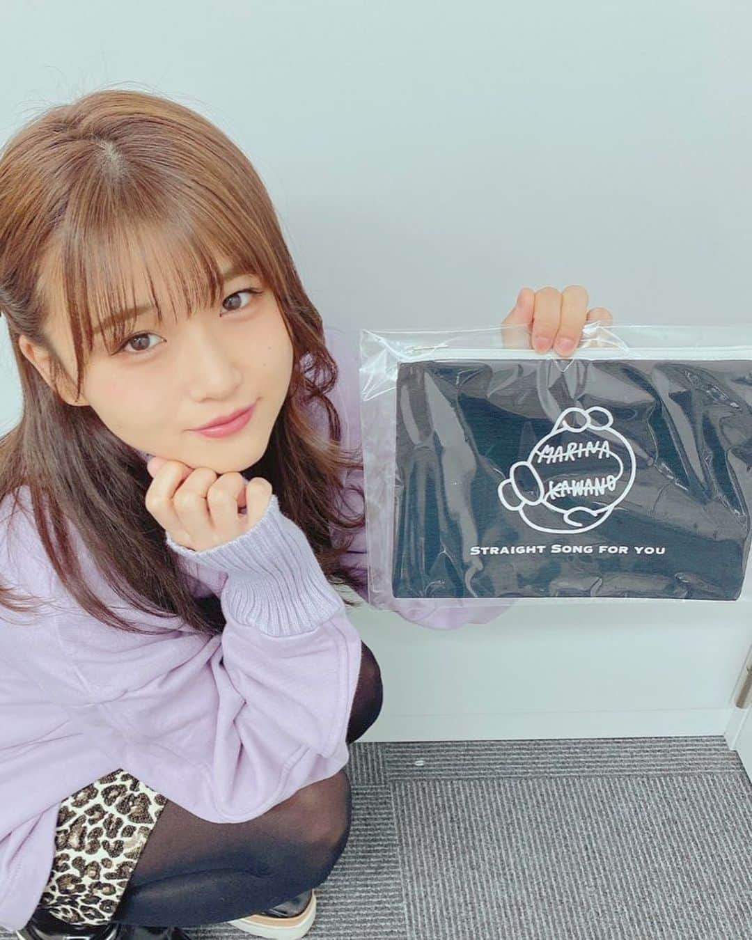 河野万里奈さんのインスタグラム写真 - (河野万里奈Instagram)「新入団グッズのポーチ選手と対面☺️👜 (訳：新作グッズのポーチが届きました) ちなみに何のイラストか伝わっていますか？？ #河野監督の微妙な画力 #2枚目はマリナーズマスク ． ▼オンラインショップで発売中✨ store.dearstage.com/marina →ハイライト&ストーリーにリンク貼っています🔗」1月20日 21時18分 - marina_kawano