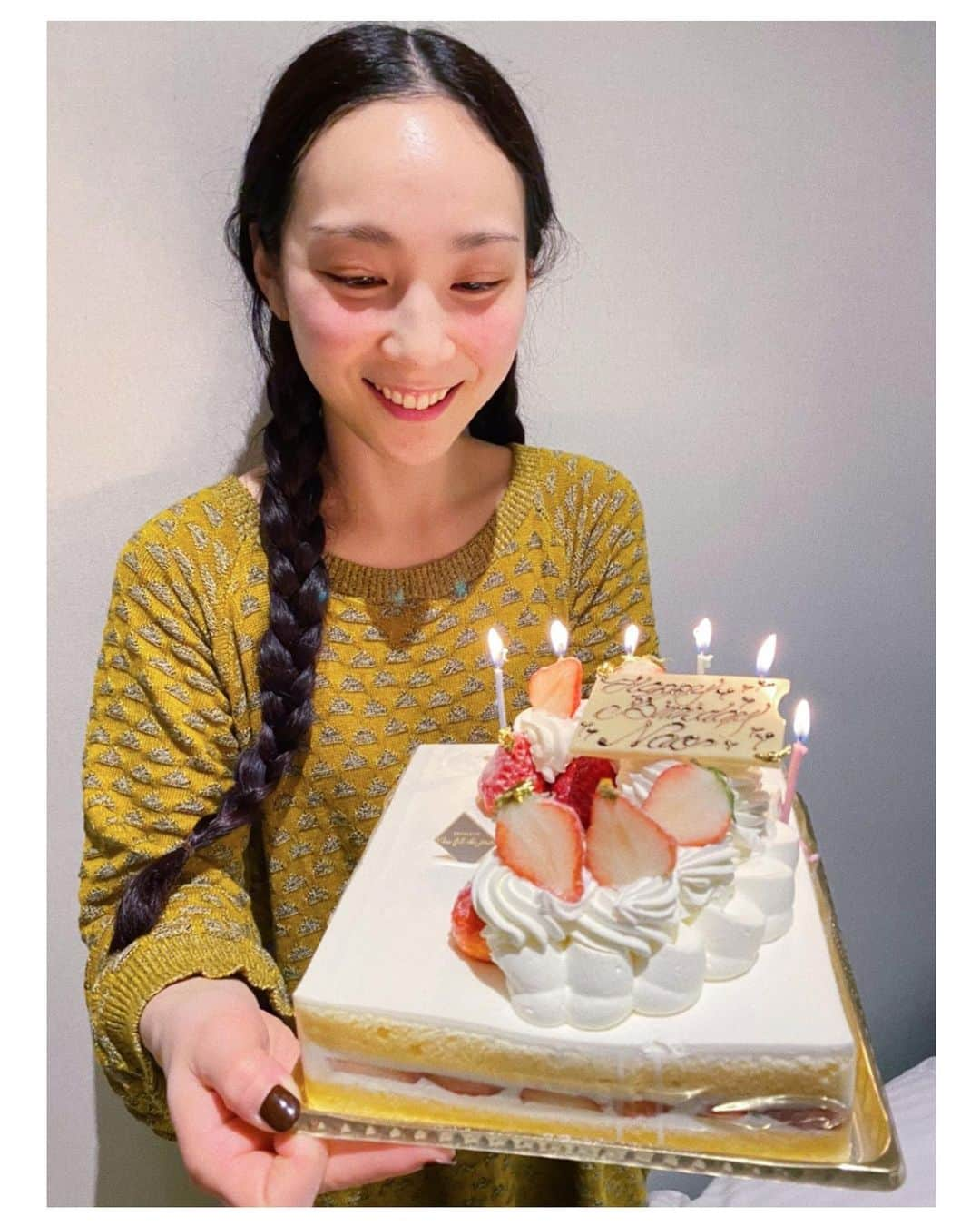 末次尚子さんのインスタグラム写真 - (末次尚子Instagram)「またひとつ歳を重ねました☺️🎂 お祝いのメッセージ、たくさんありがとうございます🤍 とても嬉しかったです、、  おかげさまで特別な1日がもっと特別になりました💐❤︎  32歳、 芯をもちながら柔軟でいること✨ 内面も外見もかわいい女性でいたいな🤍  #これからもどうぞよろしくお願い致します🙏🏻✨ #switchnao #スッピンで眉毛も薄いし髪もボサボサだけど #嬉しかったからいっか❤️」1月20日 21時18分 - nao_0120