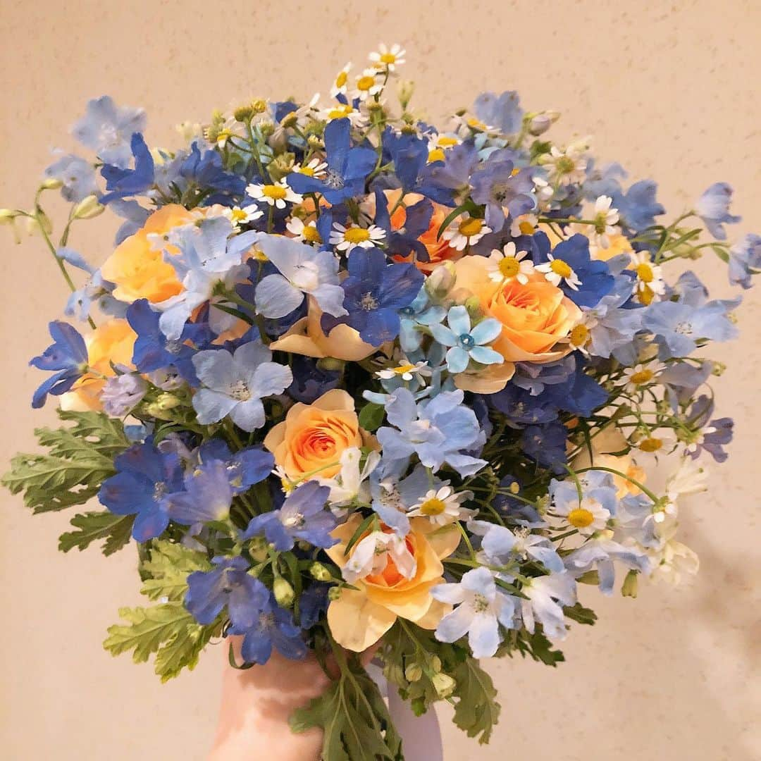 ホテルグランヴィア京都 ウエディング【公式】のインスタグラム：「. Wedding Bouquets💐 . . JR西日本ホテルズでは 新たな衛生基準「Clean & Safety」を策定し 妥協のない清潔さと 衛生的な環境づくりに努めております . 新型コロナウイルス感染拡大防止の取り組みは こちらをご覧ください https://www.granvia-kyoto.co.jp/event/203/ . ホテルグランヴィア京都のウエディングフェアは こちらからご予約ください https://www.granvia-wedding.com/contents/fair/. . ★ホーム画面のURLからもご予約を承っております @granvia_wedding . #ホテルグランヴィア京都 #グランヴィア京都 #ホテルウエディング #ウェディング #wedding #weddingparty #式場選び #式場迷子 #ウェディングフェア #結婚式準備 #プレ花嫁 #プレ花嫁2020 #プレ花嫁2021 #全国のプレ花嫁さんと繋がりたい #2020秋婚 #2020冬婚 #2021冬婚 #2021春婚 #京都婚 #当日レポ #ブーケ #ブーケ迷子 #生花ブーケ #花嫁ブーケ #ウェディングブーケ #ウエディングブーケ #ブーケブートニア#cleanandsafety #JR西日本ホテルズ #jrwesthotels」